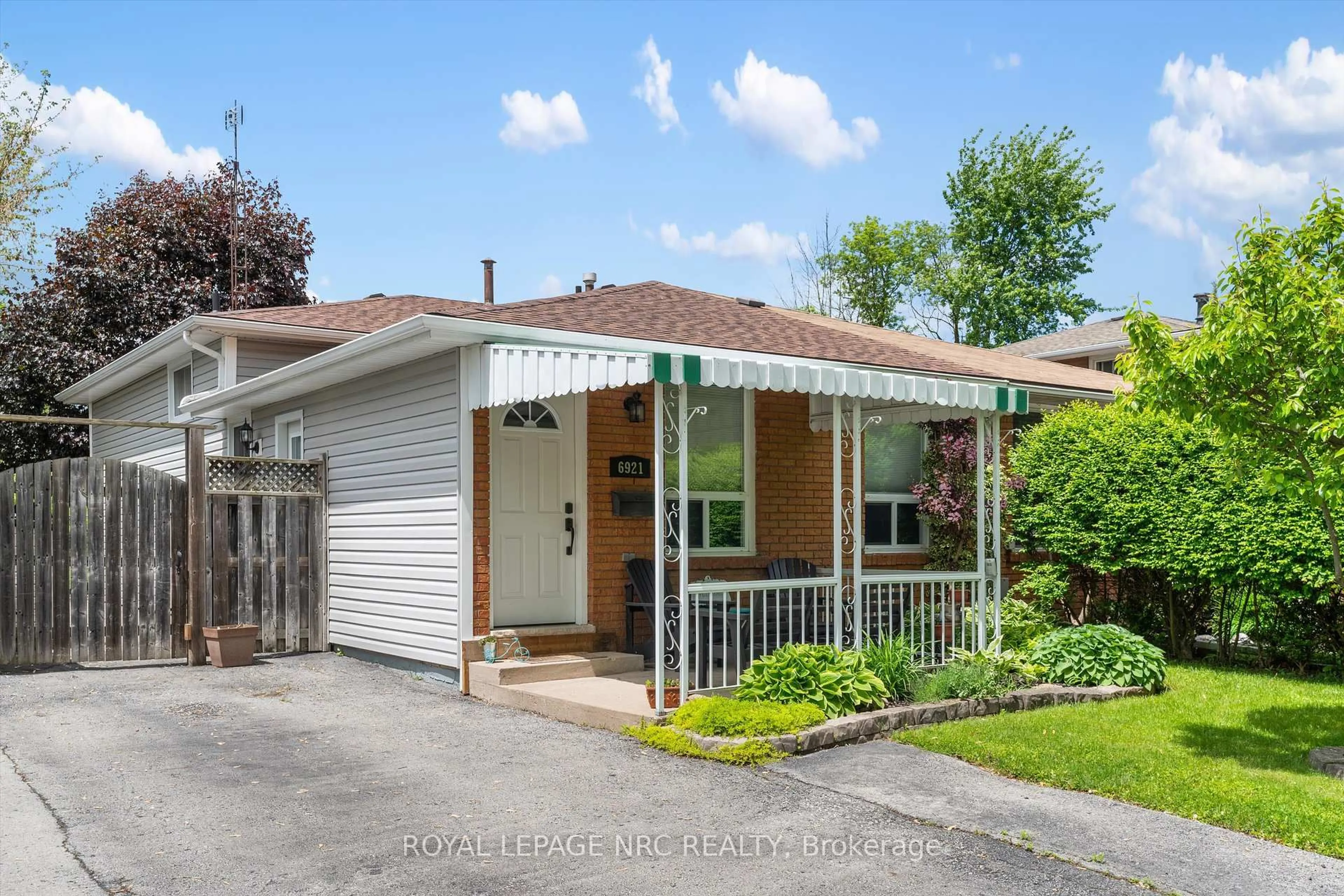 Home with vinyl exterior material, street for 6921 Waters Ave, Niagara Falls Ontario L2G 5X4
