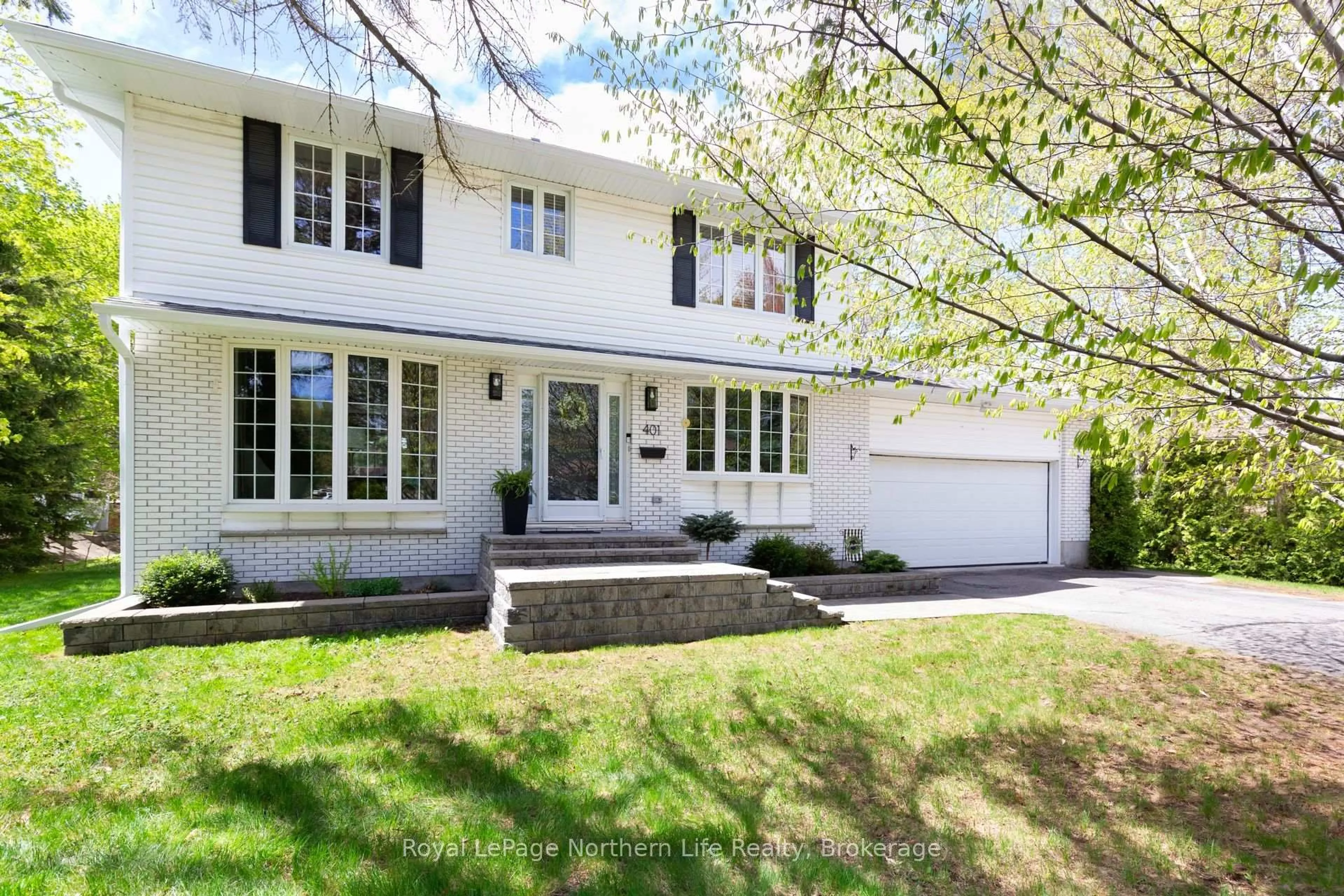 Home with vinyl exterior material, street for 401 Surrey Dr, North Bay Ontario P1C 1E4