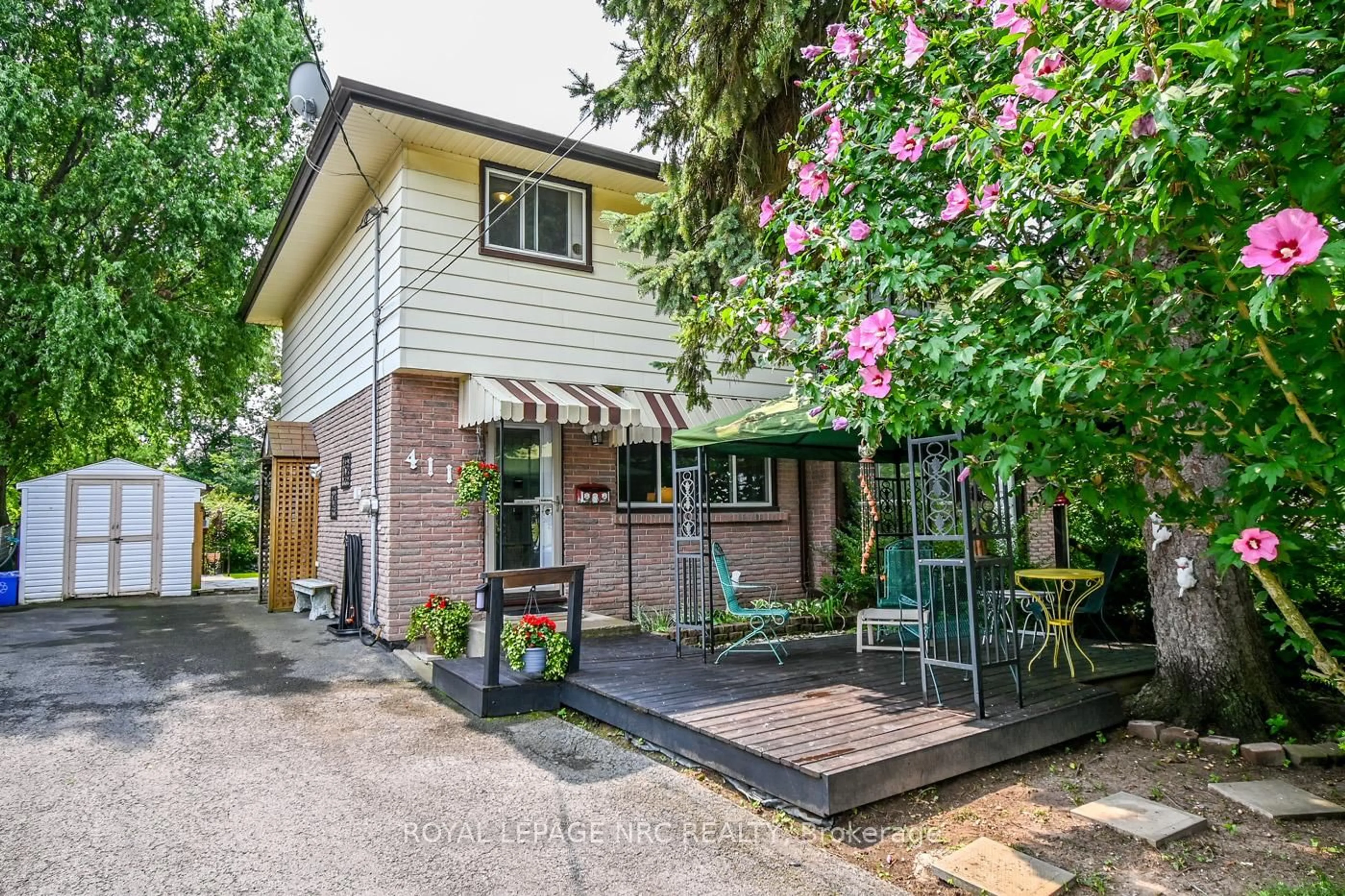 Home with brick exterior material, street for 4118 Chippawa Pkwy, Niagara Falls Ontario L2G 6E5