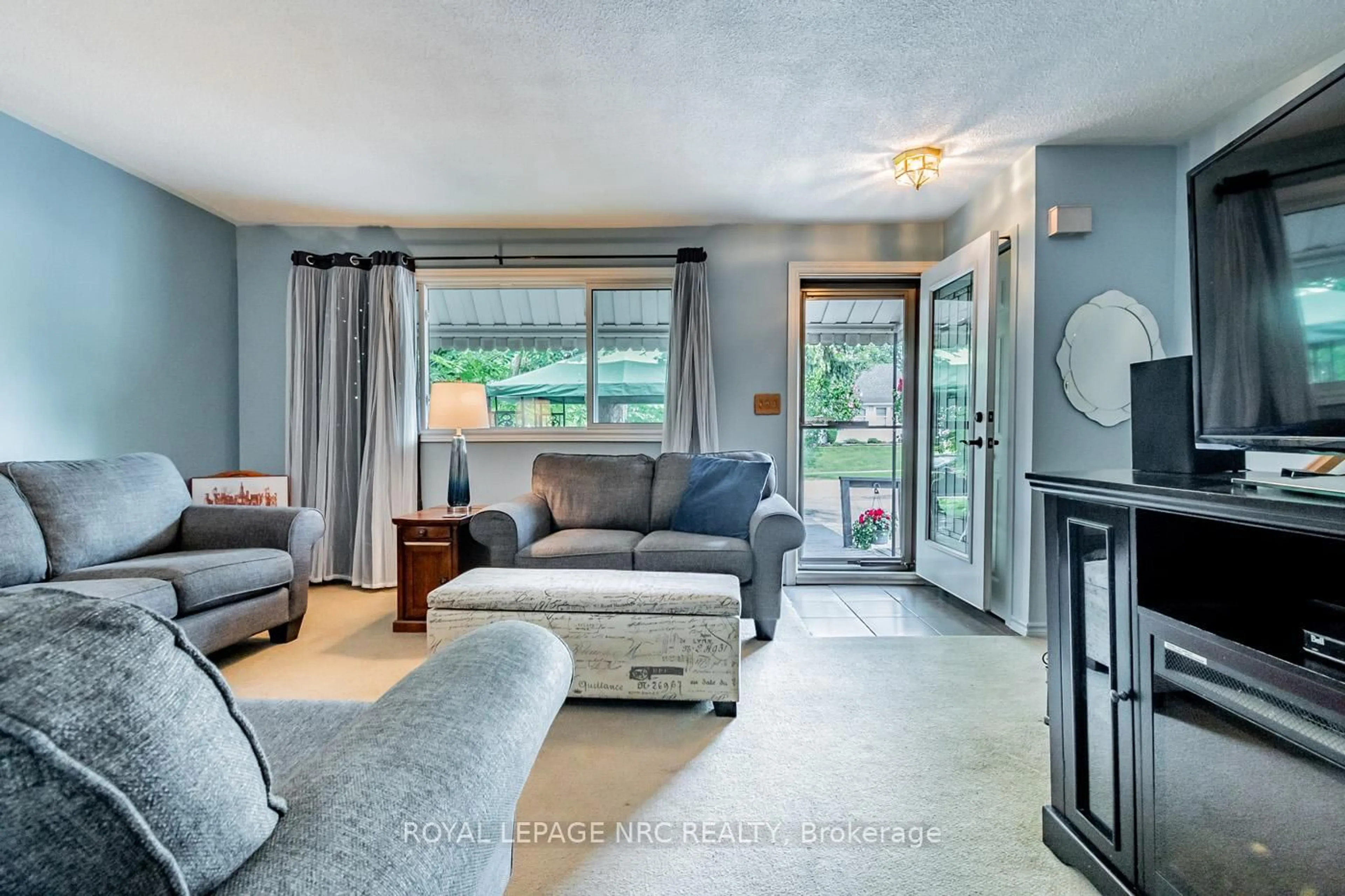 Living room with furniture, unknown for 4118 Chippawa Pkwy, Niagara Falls Ontario L2G 6E5