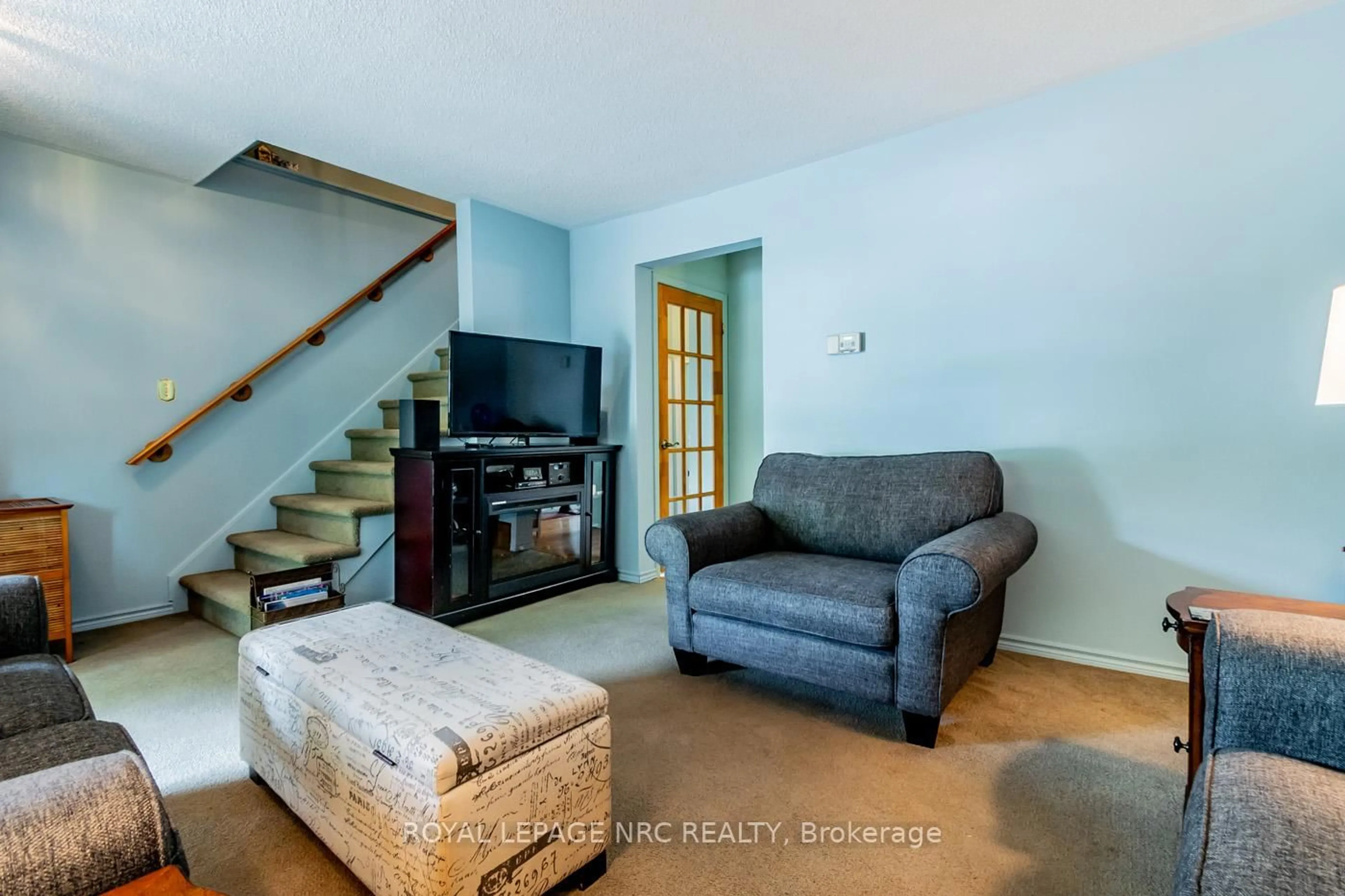 Living room with furniture, unknown for 4118 Chippawa Pkwy, Niagara Falls Ontario L2G 6E5