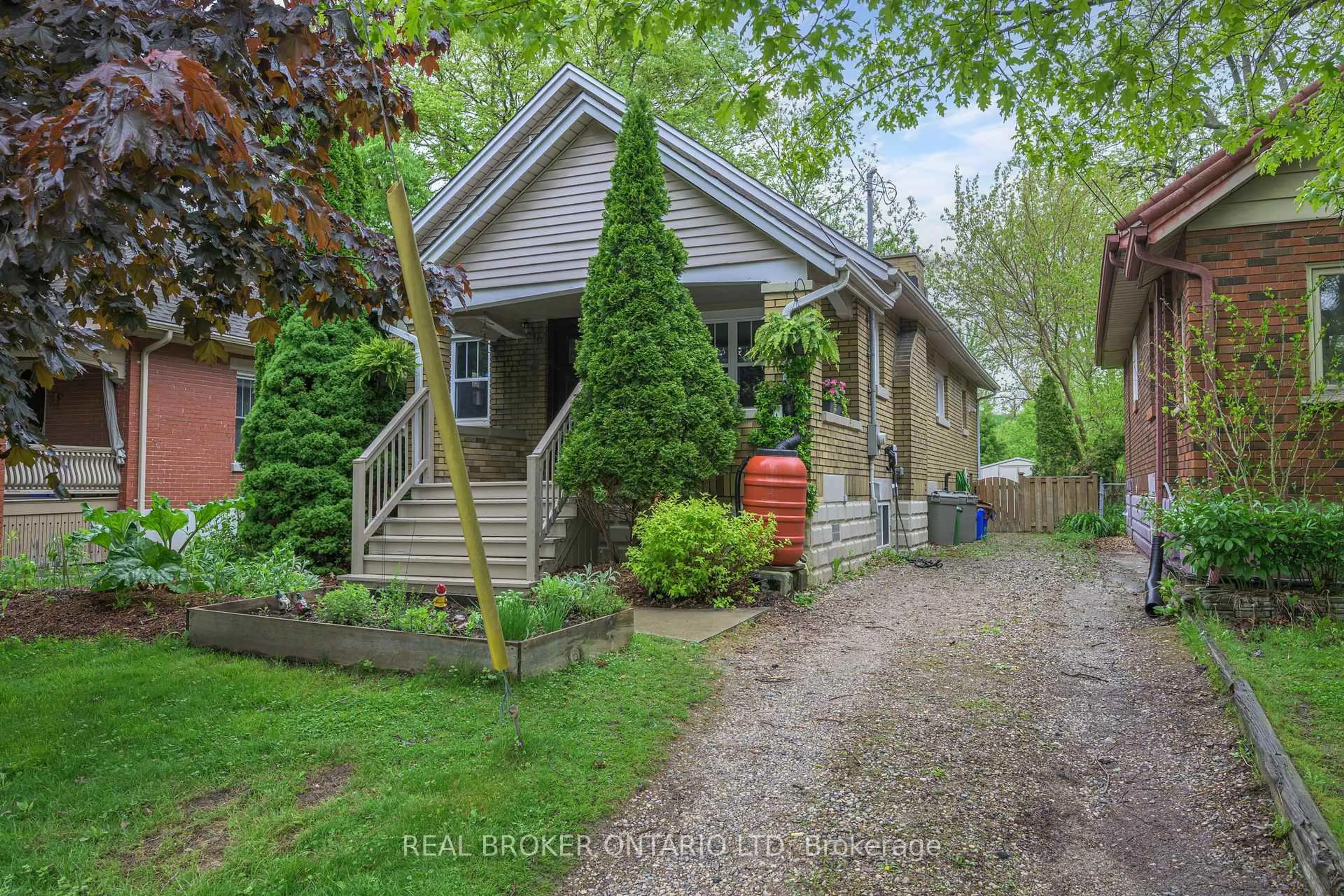 A pic from outside/outdoor area/front of a property/back of a property/a pic from drone, street for 99 Springbank Dr, London South Ontario N6J 1E5