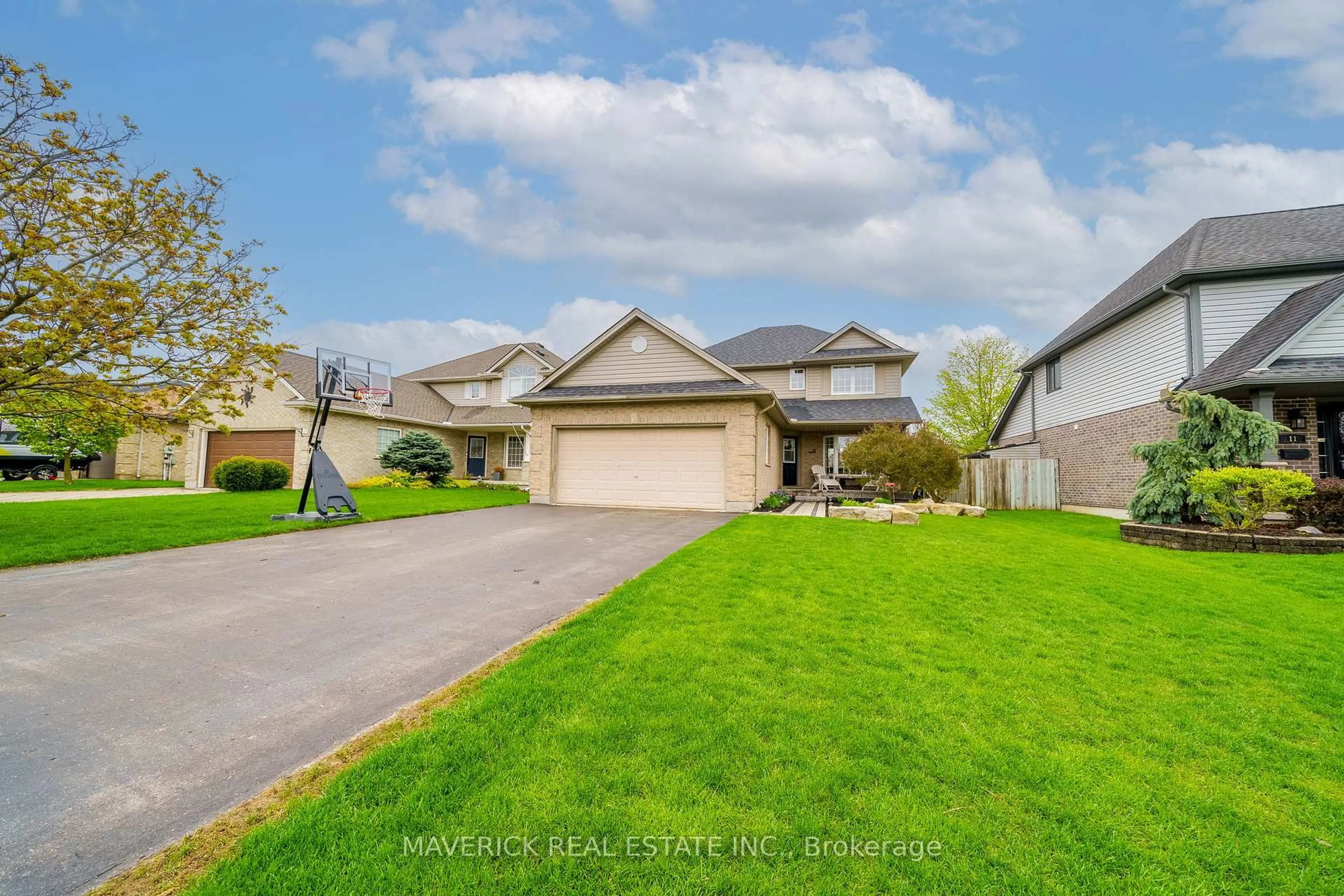 A pic from outside/outdoor area/front of a property/back of a property/a pic from drone, street for 15 Mapleridge Cres, Thames Centre Ontario N0L 1G3
