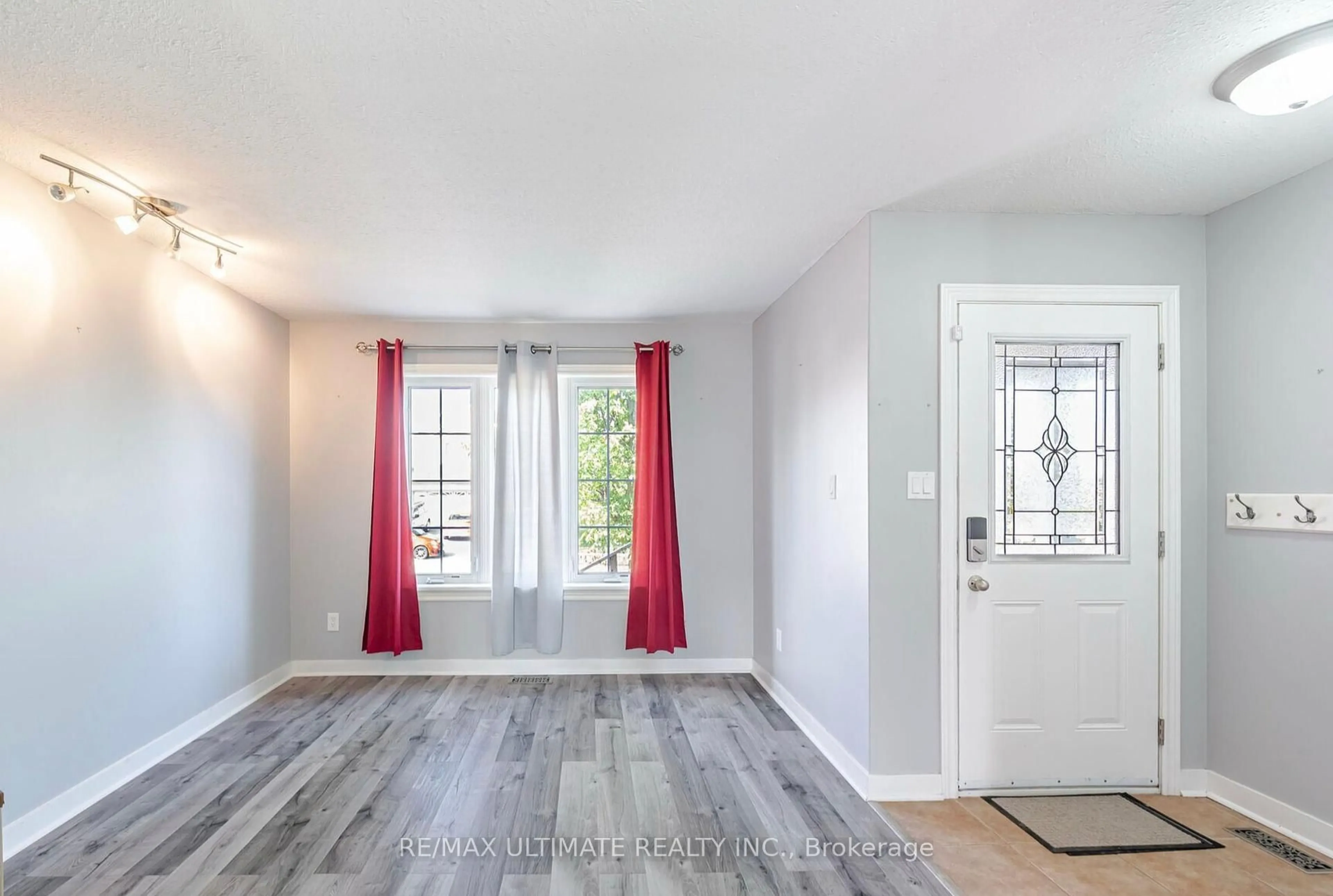 Indoor entryway for 133 Fleming Way, Shelburne Ontario L9V 3E5