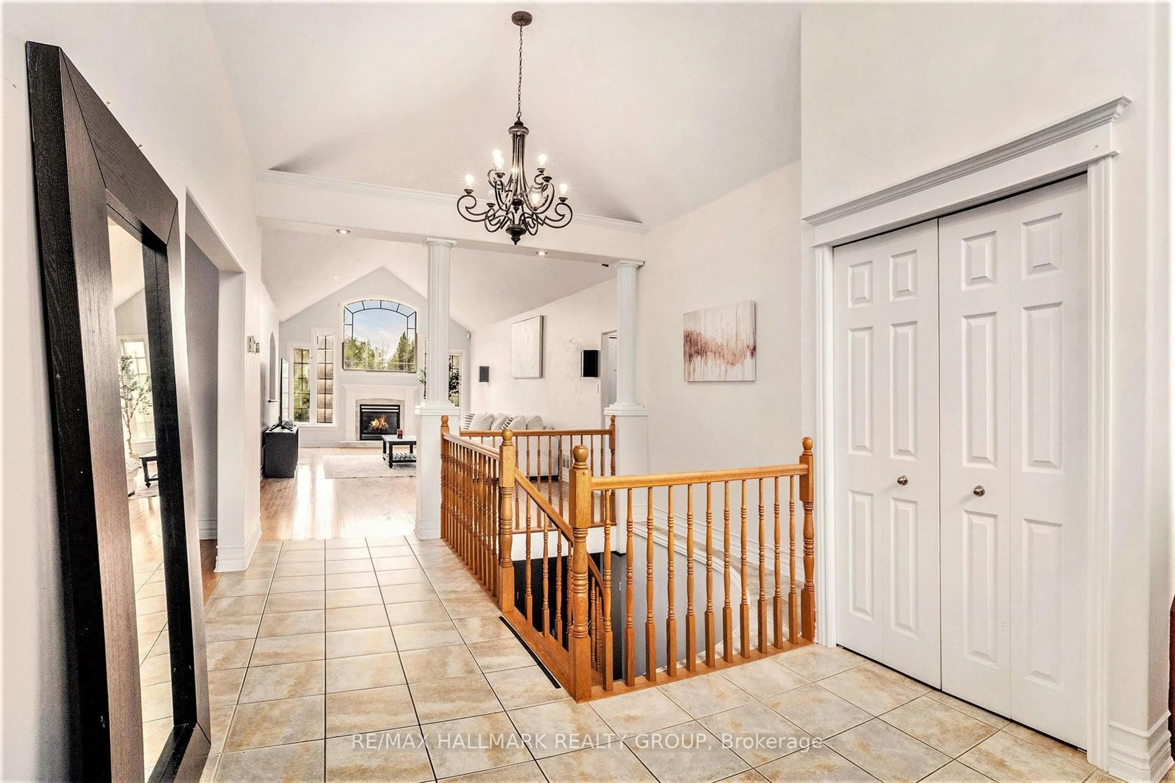 Indoor foyer for 49 De La Rive Prom, Russell Ontario K0A 1W0
