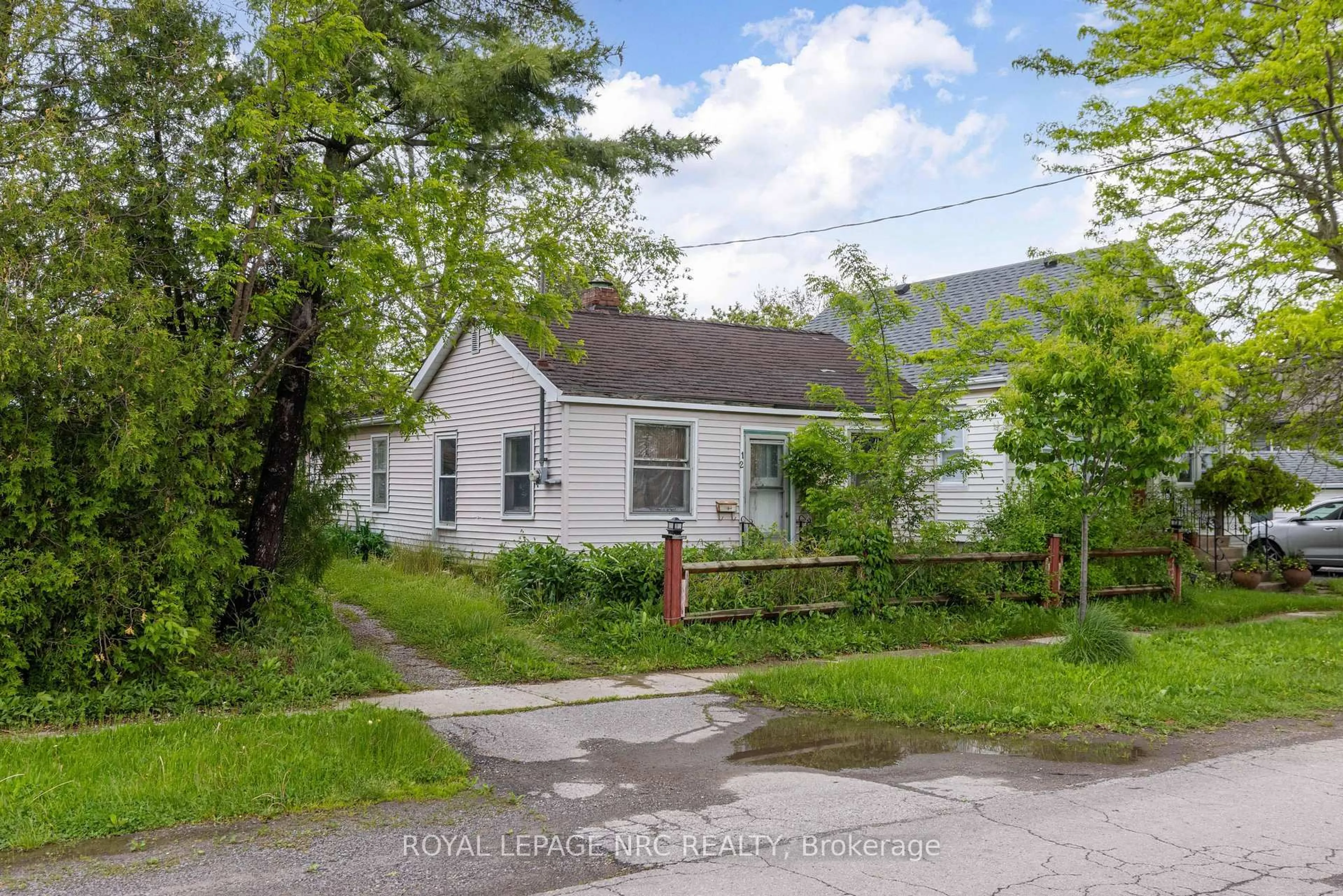 A pic from outside/outdoor area/front of a property/back of a property/a pic from drone, street for 12 Bailey St, St. Catharines Ontario L2S 1J4