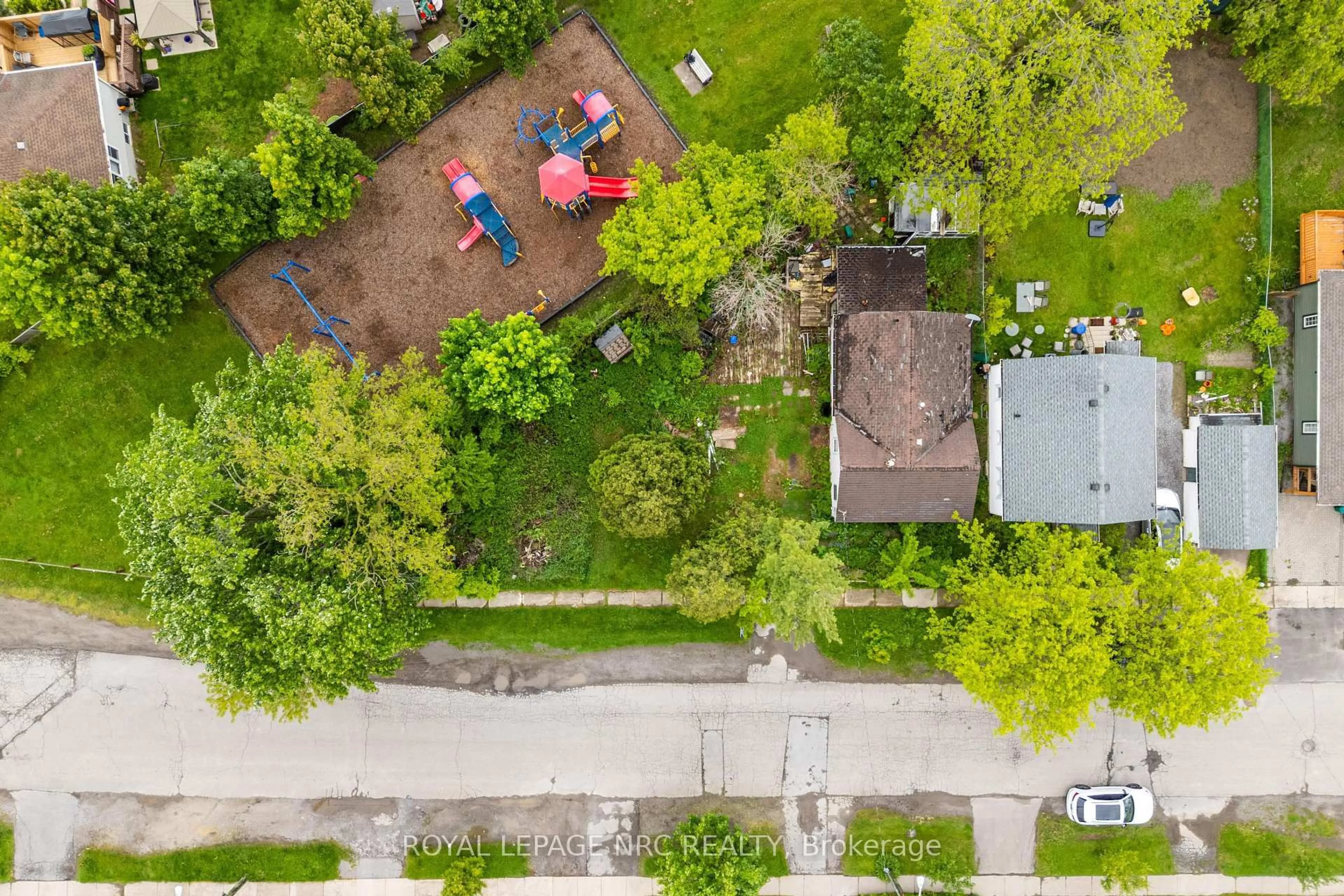 A pic from outside/outdoor area/front of a property/back of a property/a pic from drone, street for 12 Bailey St, St. Catharines Ontario L2S 1J4