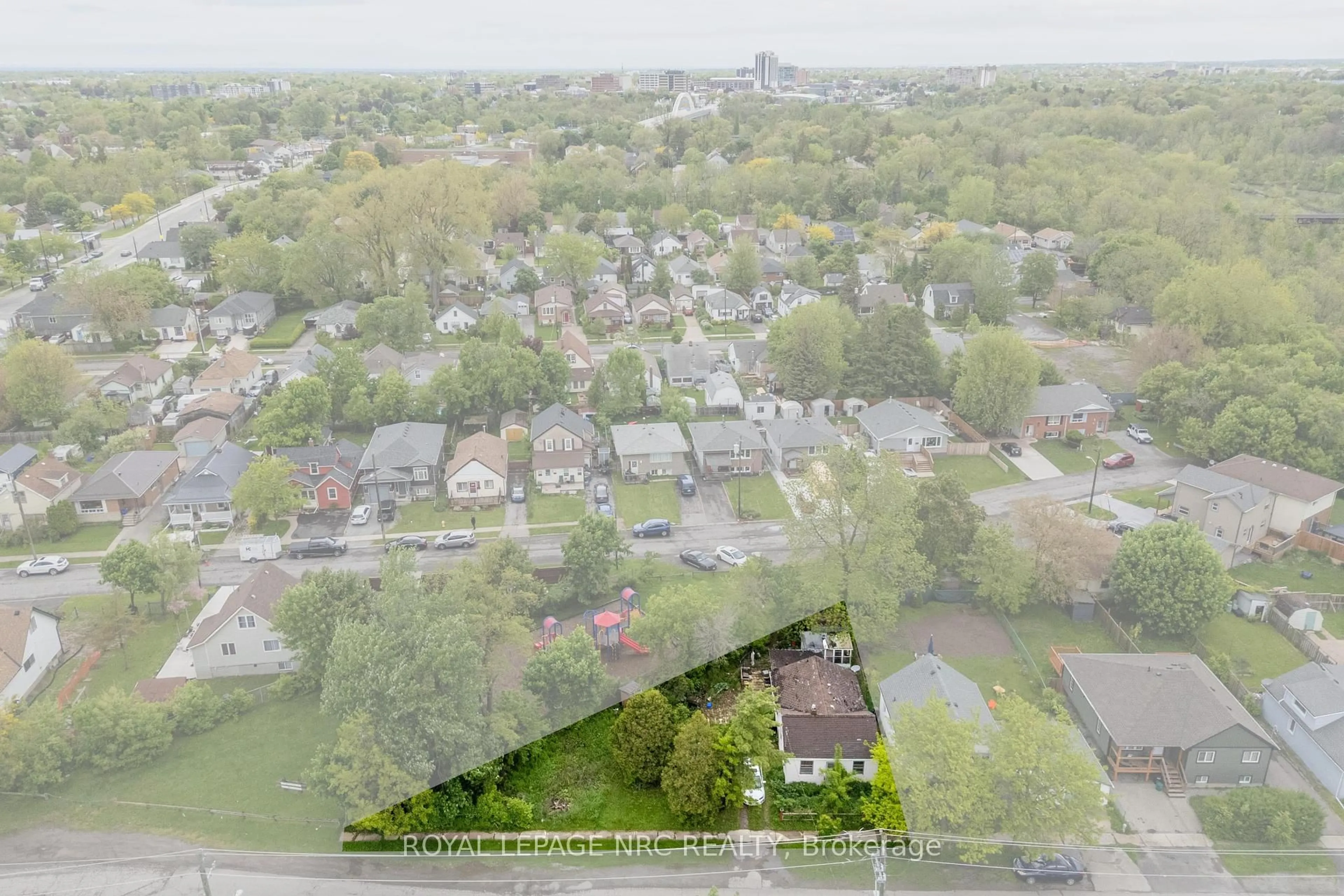 A pic from outside/outdoor area/front of a property/back of a property/a pic from drone, street for 12 Bailey St, St. Catharines Ontario L2S 1J4