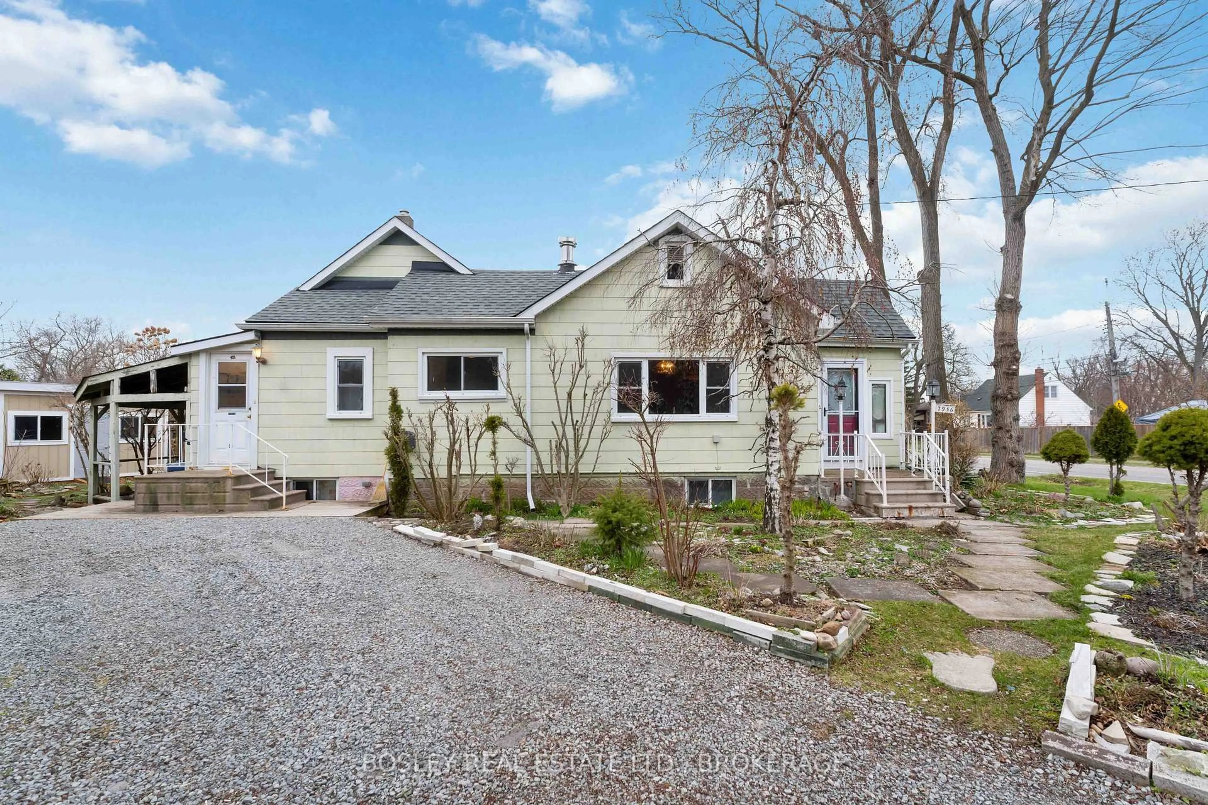 Home with vinyl exterior material, street for 7936 Beaverdams Rd, Niagara Falls Ontario L2H 1R5