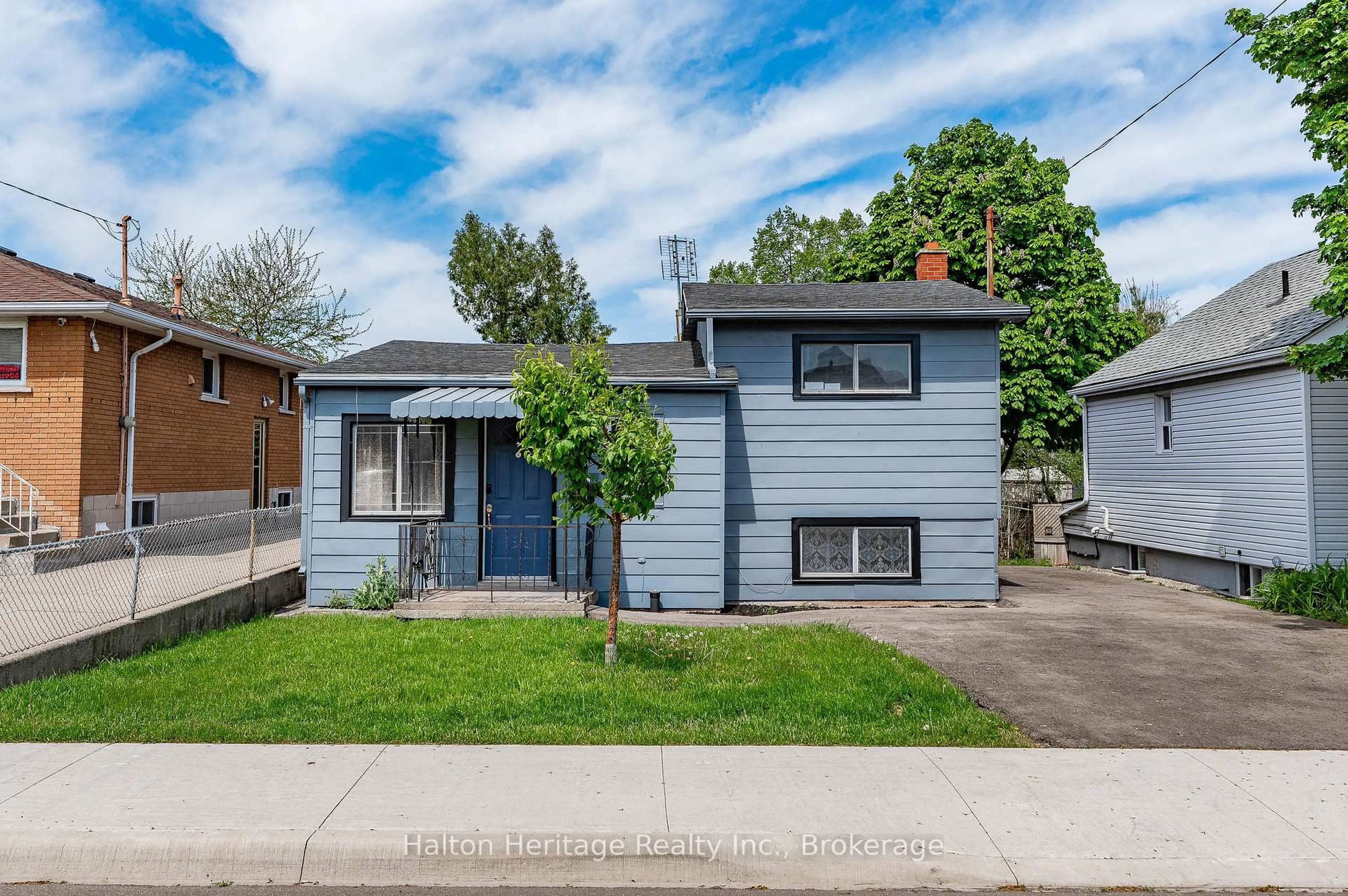 Home with vinyl exterior material, street for 29 Beland Ave, Hamilton Ontario L8H 6B9