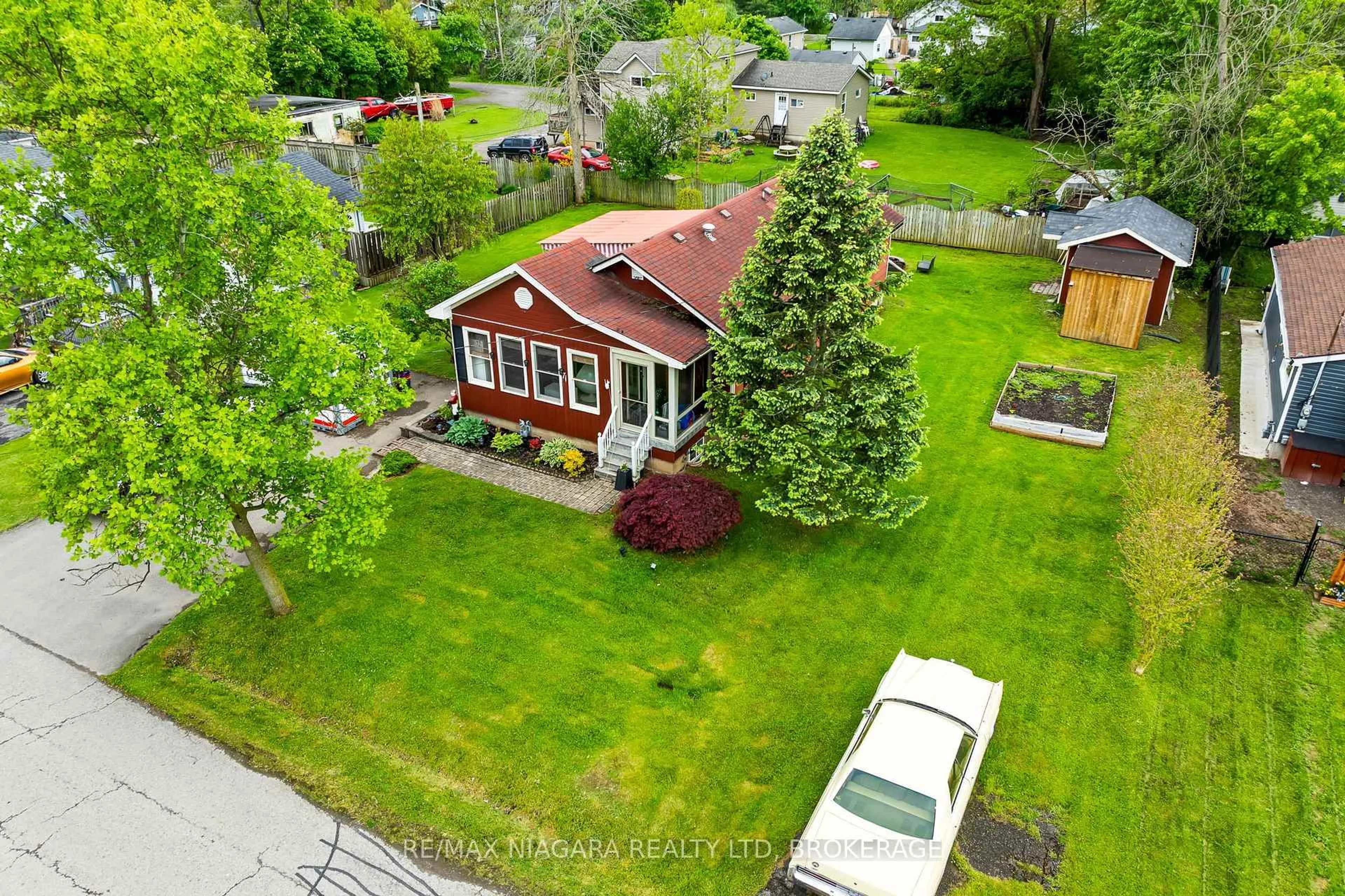 A pic from outside/outdoor area/front of a property/back of a property/a pic from drone, street for 71 Joseph St, Fort Erie Ontario L2A 5J6