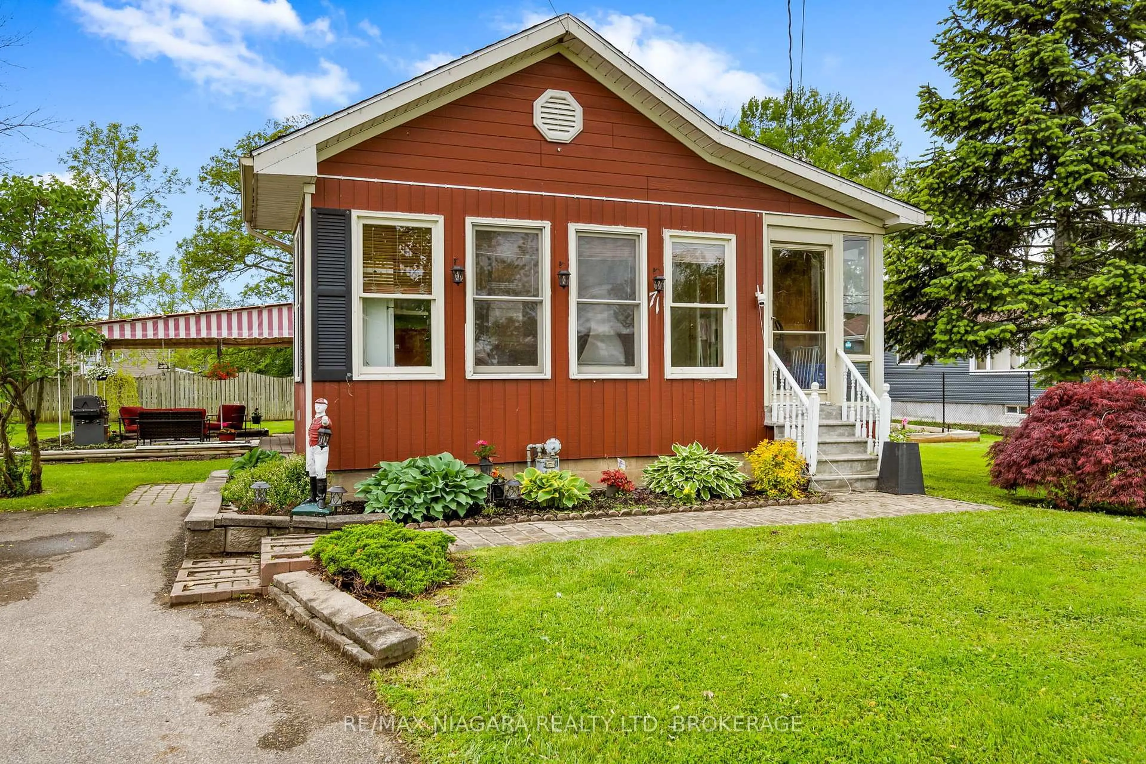 Home with vinyl exterior material, street for 71 Joseph St, Fort Erie Ontario L2A 5J6