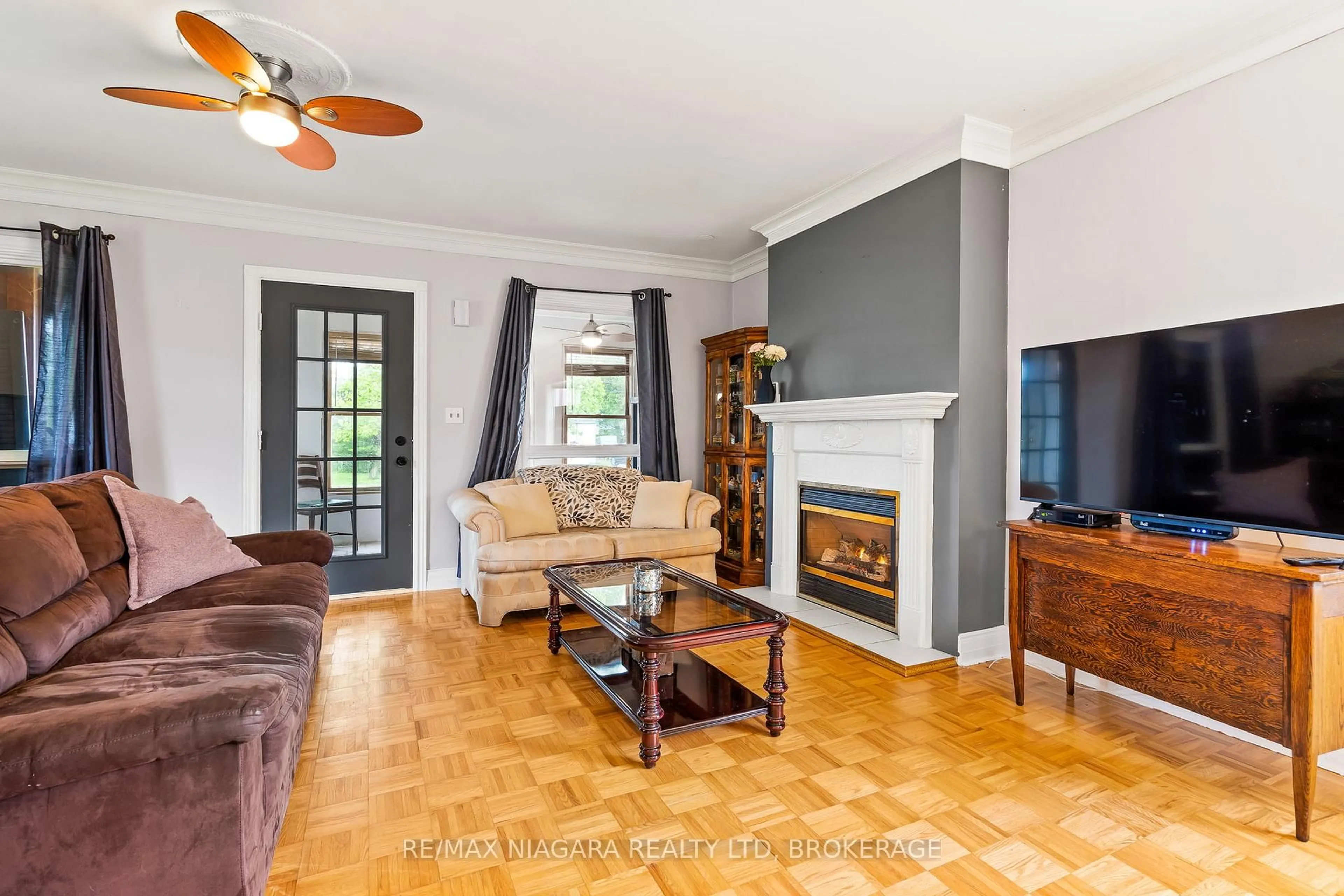 Living room with furniture, unknown for 71 Joseph St, Fort Erie Ontario L2A 5J6