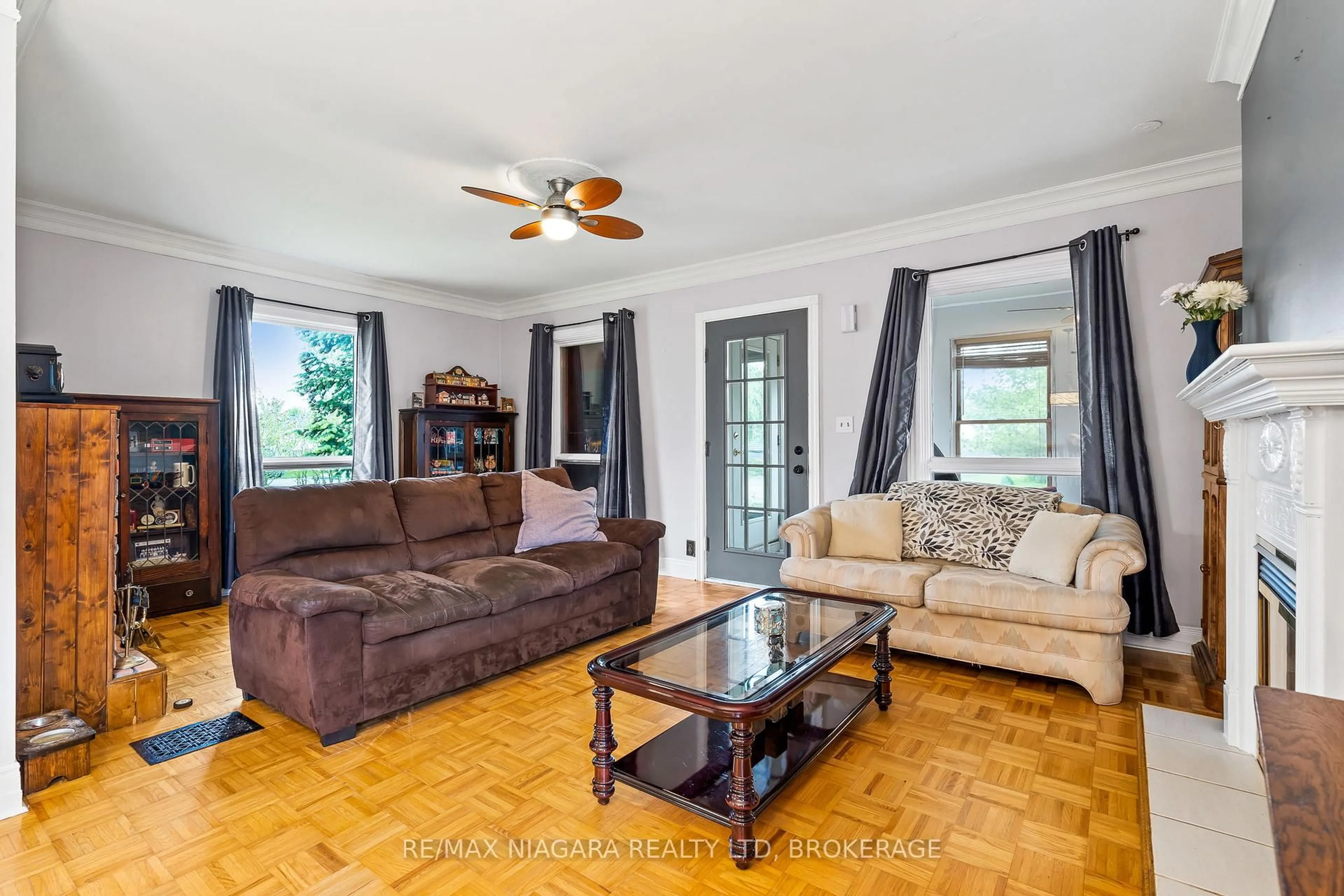 Living room with furniture, wood/laminate floor for 71 Joseph St, Fort Erie Ontario L2A 5J6