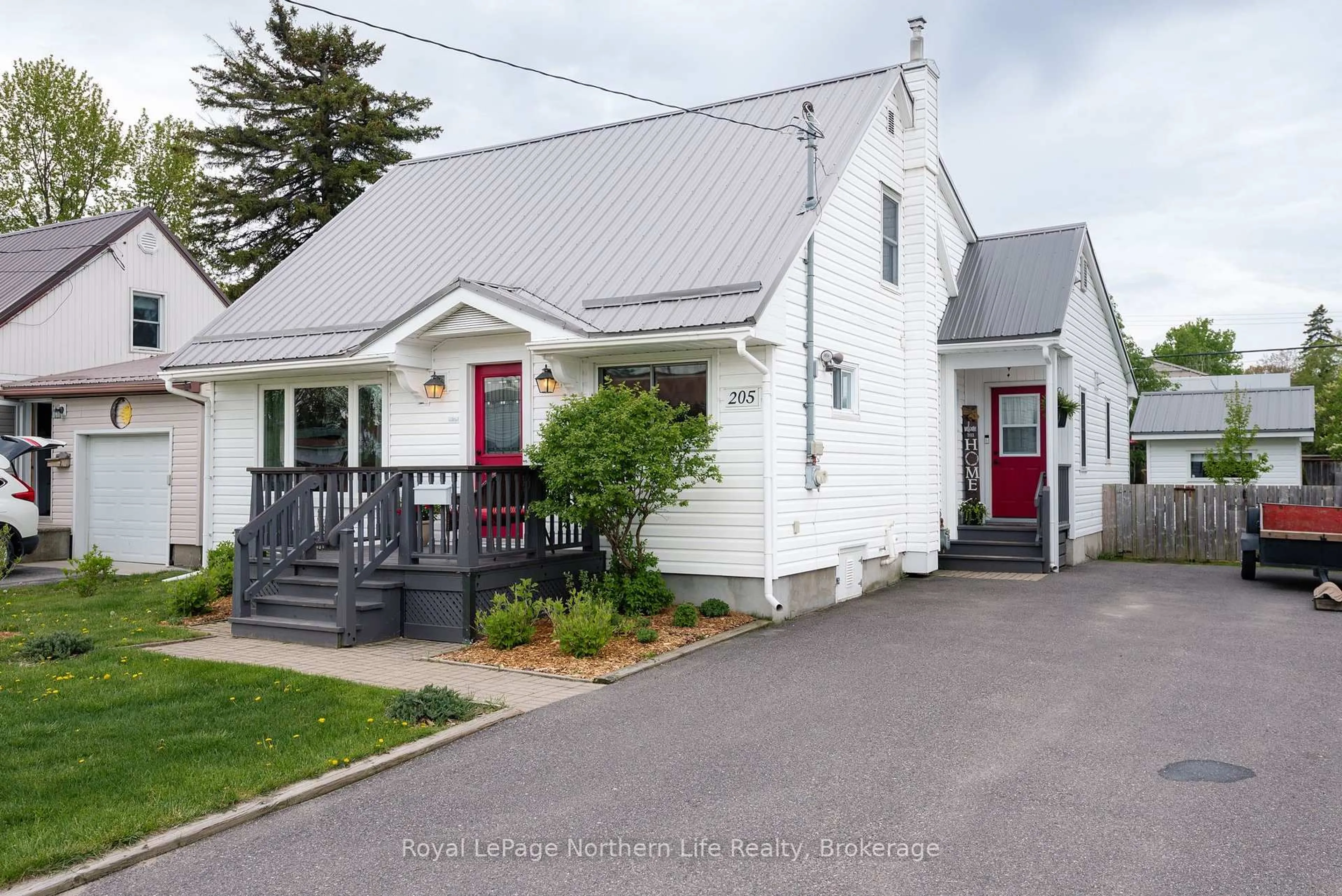 A pic from outside/outdoor area/front of a property/back of a property/a pic from drone, street for 205 Lee Ave, North Bay Ontario P1A 2K4