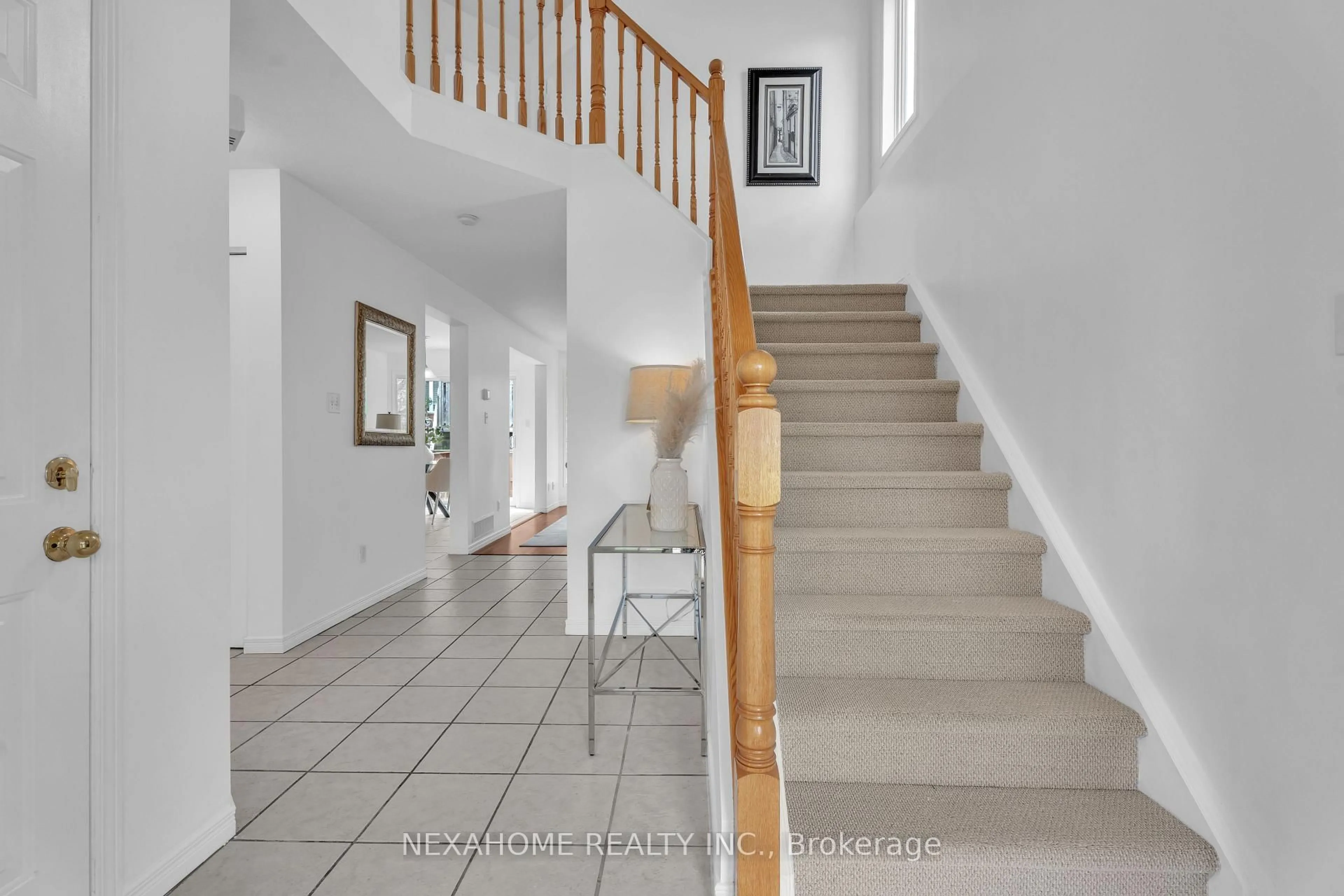 Indoor foyer for 827 Blacksmith St, London North Ontario N6H 5R5