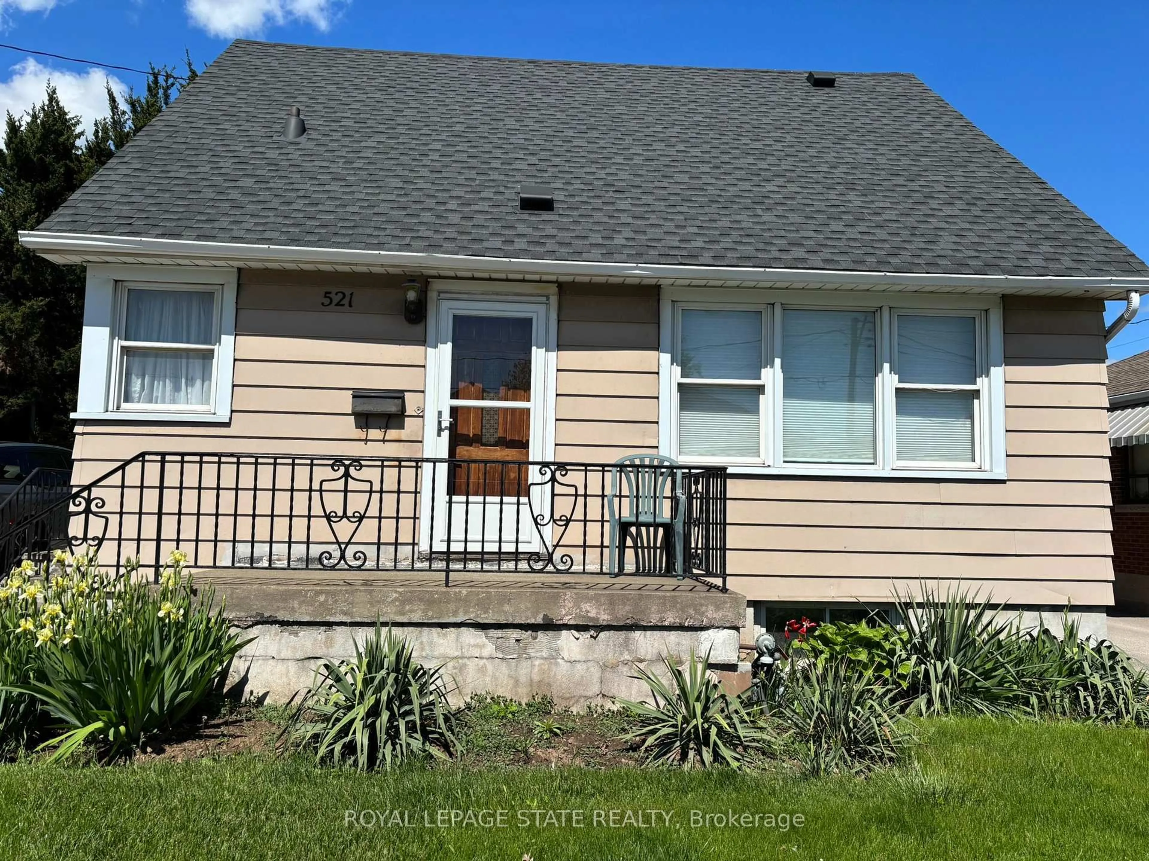 Home with vinyl exterior material, street for 521 Mary St, Hamilton Ontario L8L 4X6