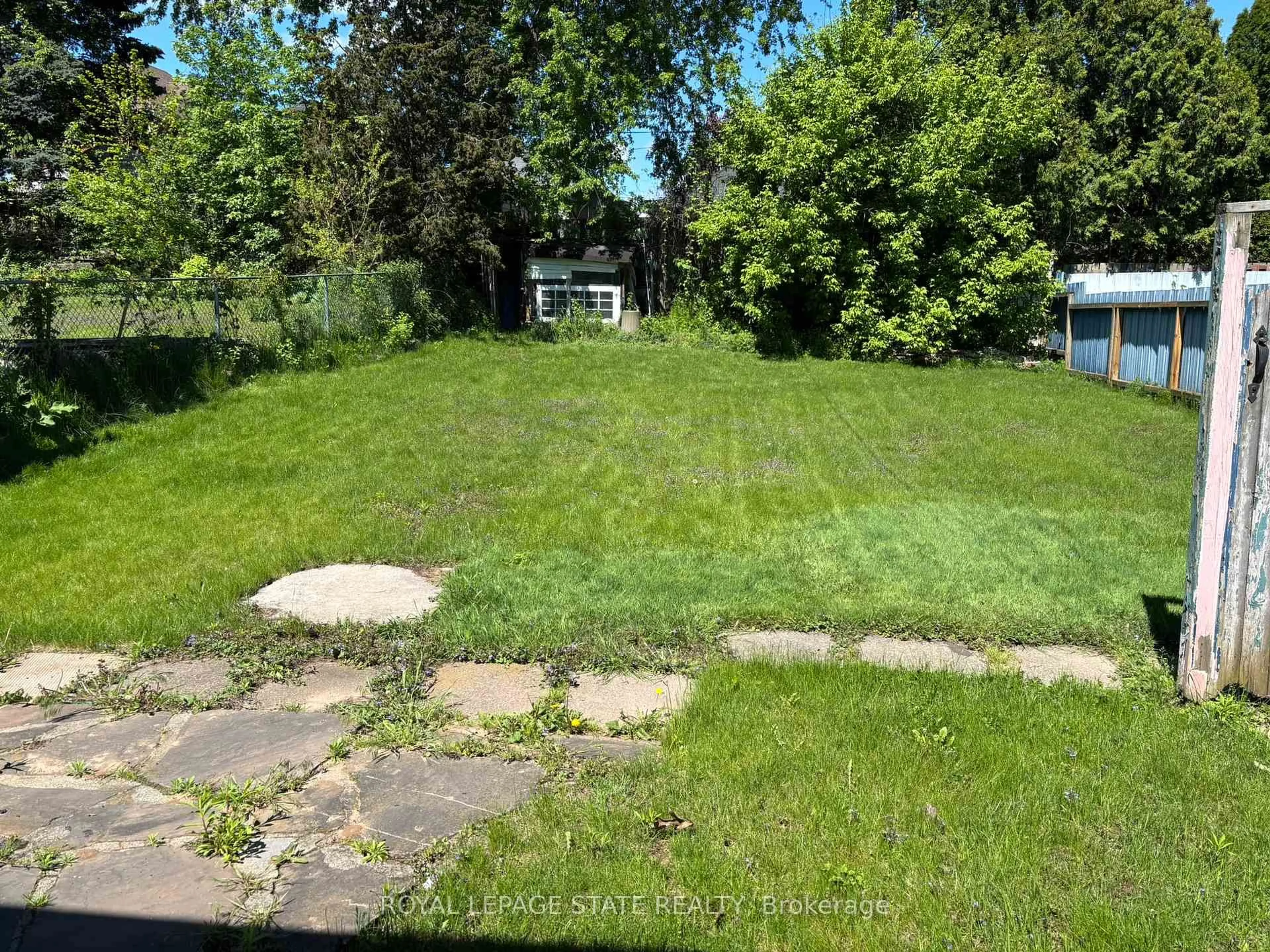 A pic from outside/outdoor area/front of a property/back of a property/a pic from drone, street for 521 Mary St, Hamilton Ontario L8L 4X6