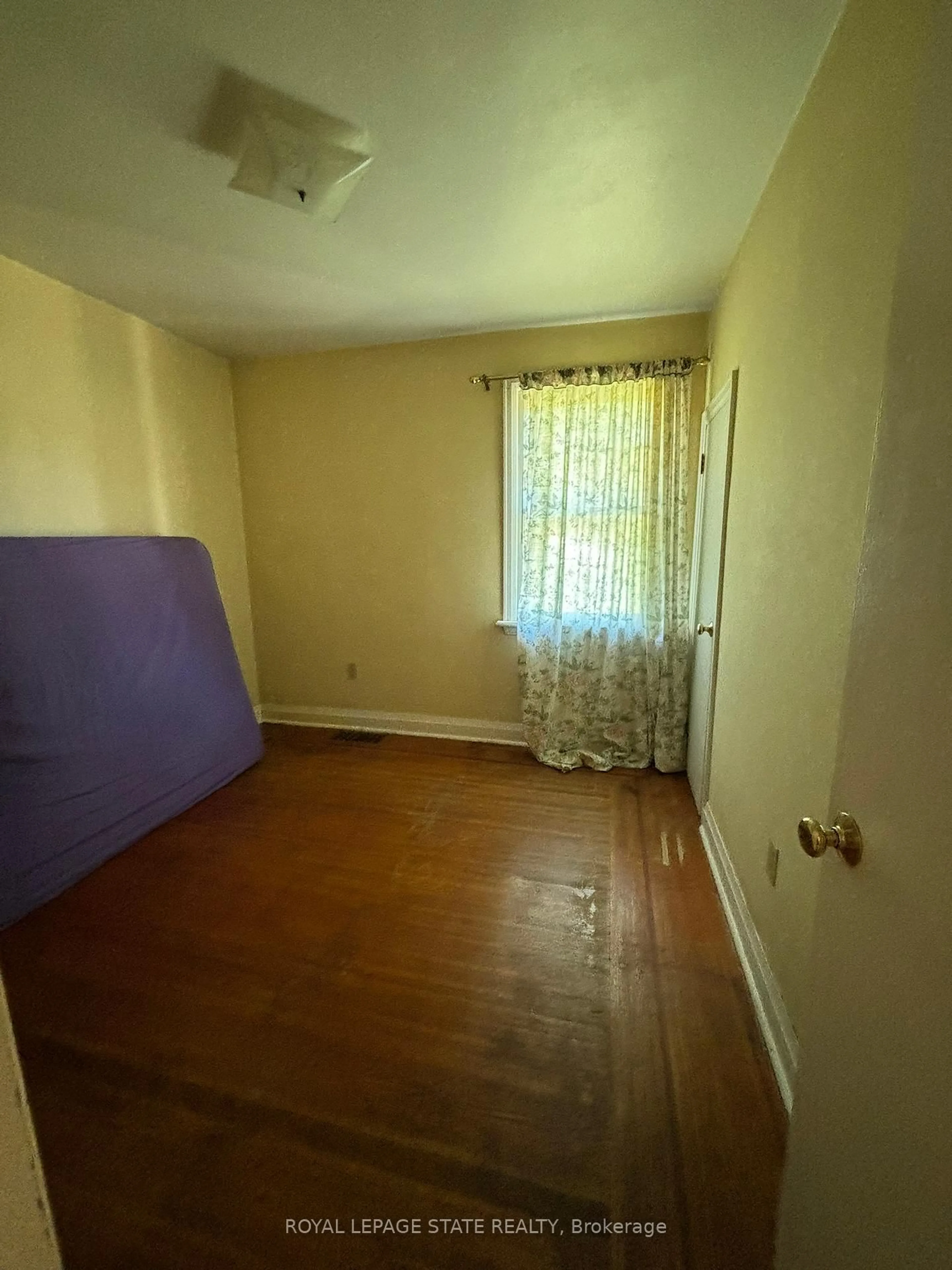 A pic of a room for 521 Mary St, Hamilton Ontario L8L 4X6