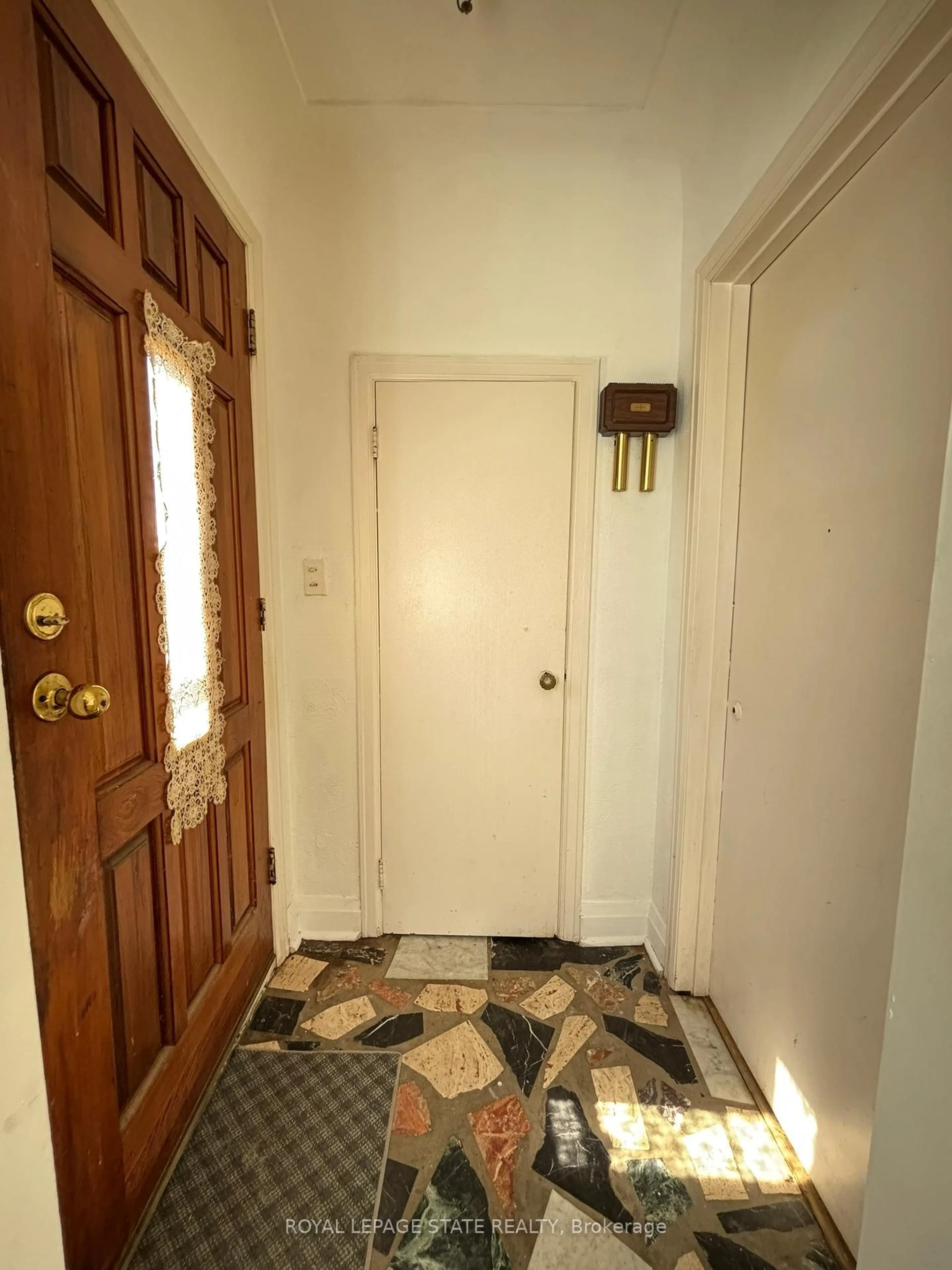 Indoor entryway for 521 Mary St, Hamilton Ontario L8L 4X6
