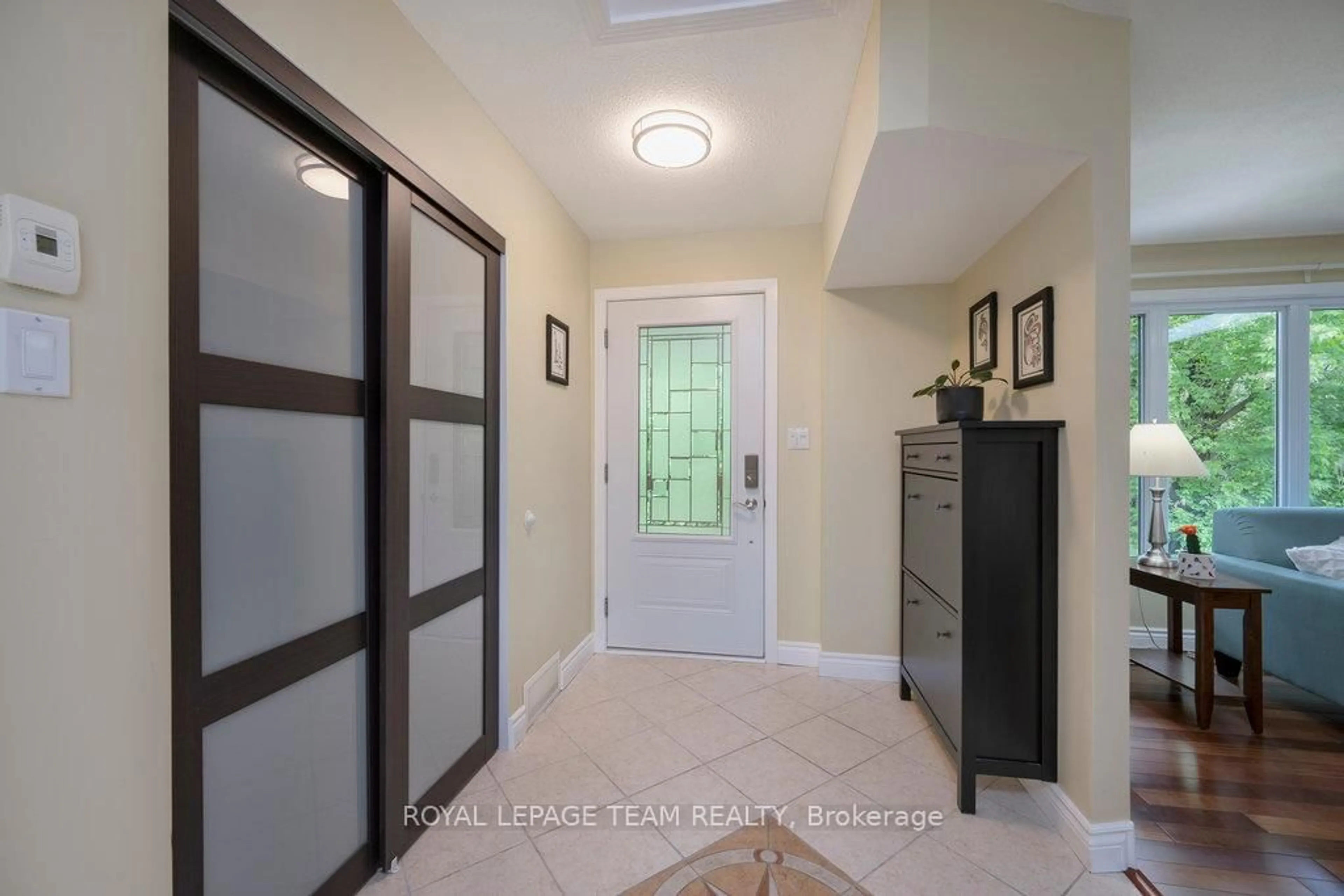 Indoor entryway for 2765 Quinn Rd, Ottawa Ontario K1T 3V4