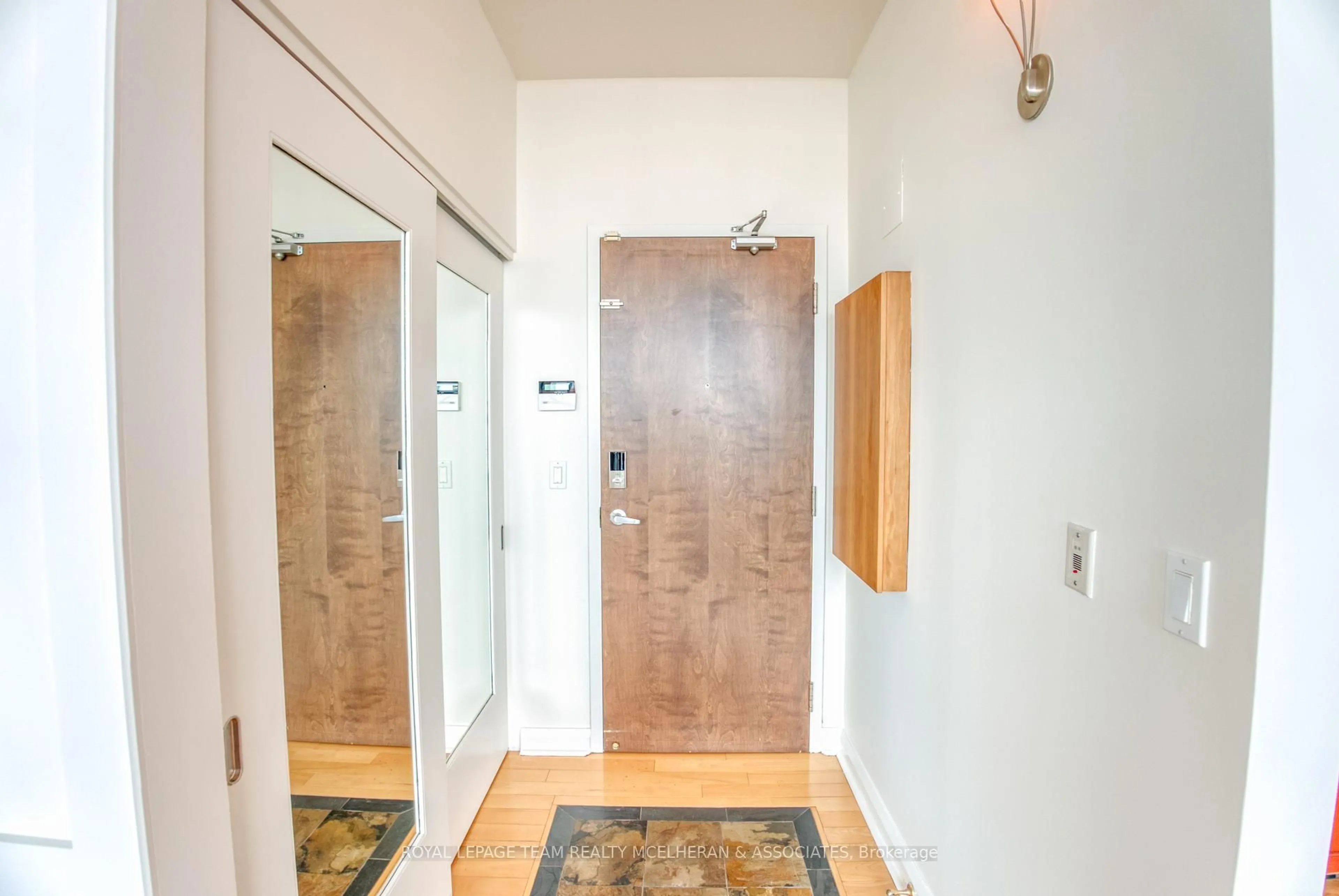 Indoor entryway for 180 York St #1402, Ottawa Ontario K1N 1J6