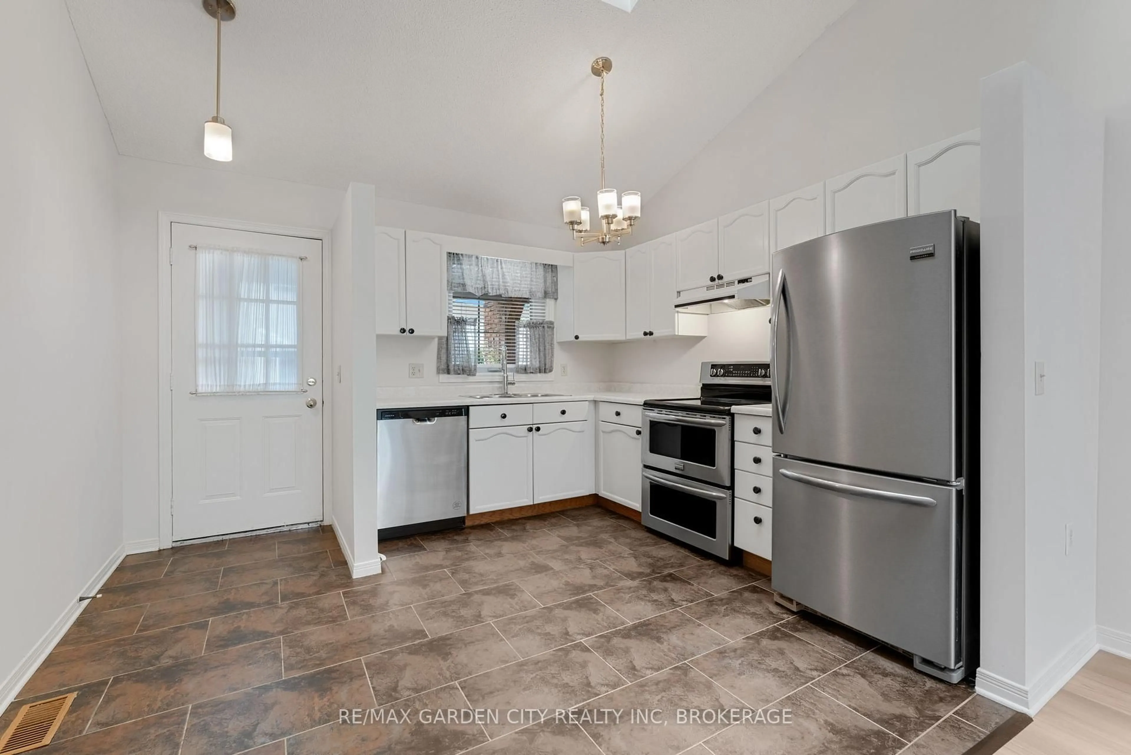 Standard kitchen, ceramic/tile floor for 4107 Cherry Blossom Lane, Lincoln Ontario L0R 2C0