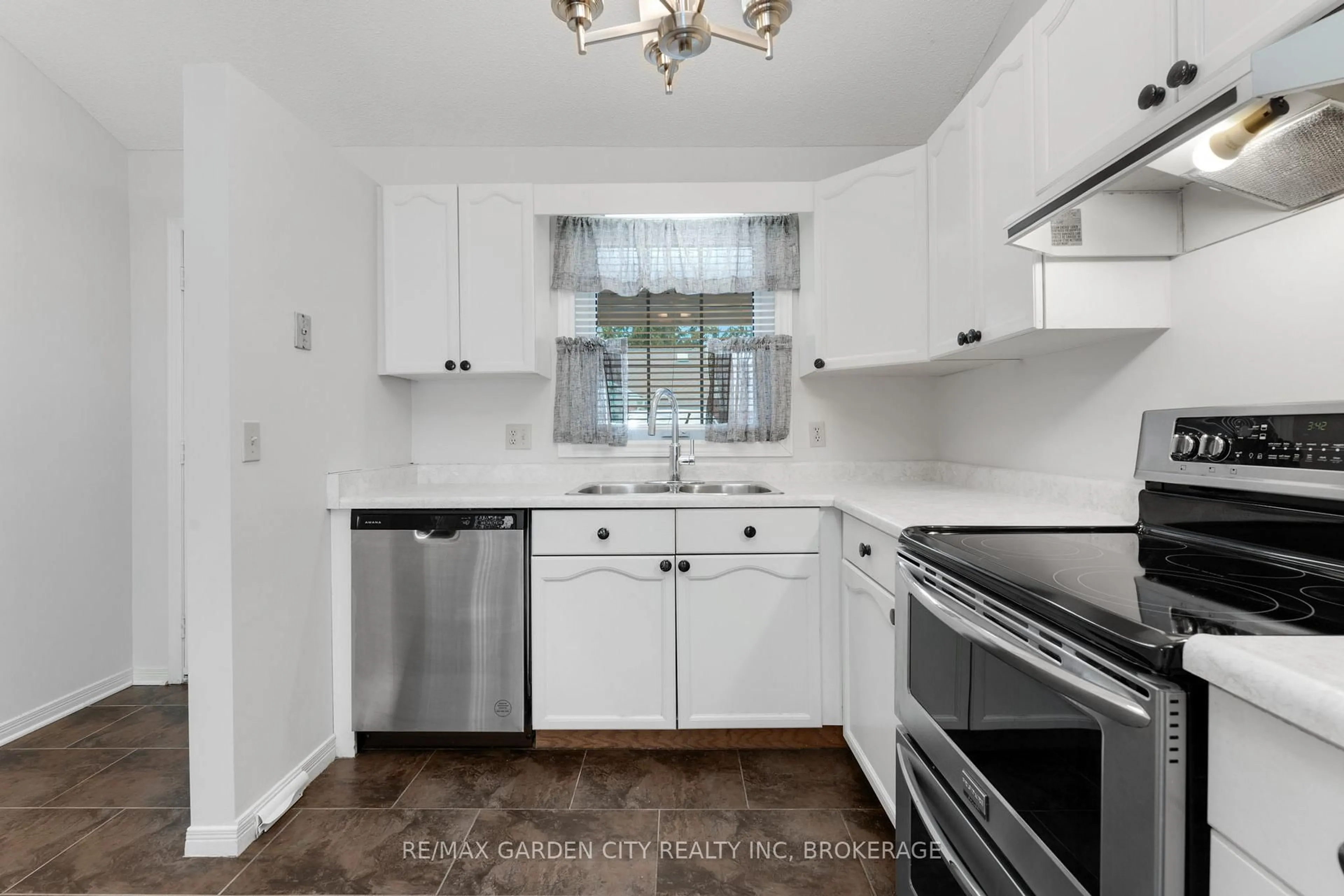 Standard kitchen, unknown for 4107 Cherry Blossom Lane, Lincoln Ontario L0R 2C0