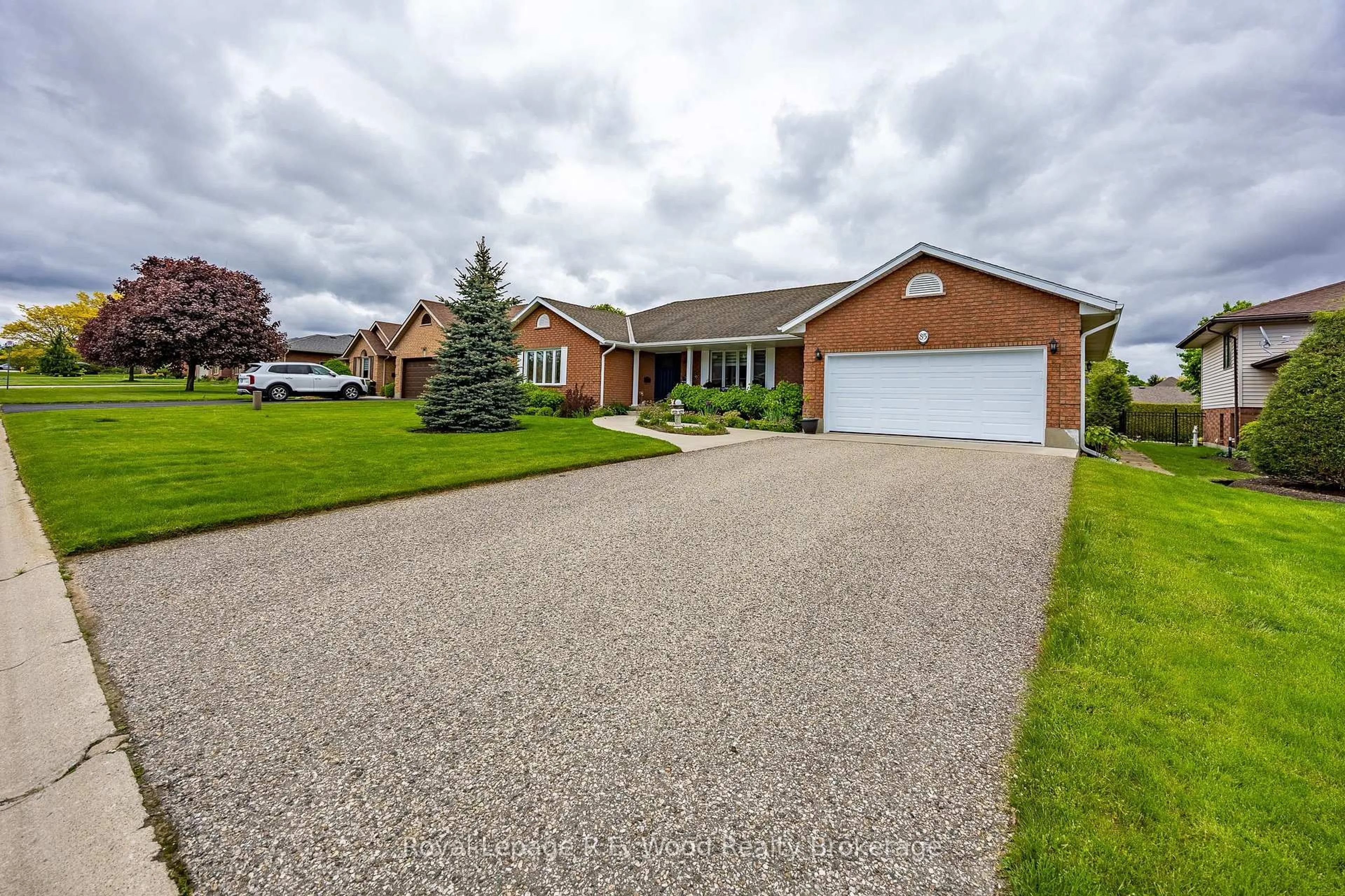 A pic from outside/outdoor area/front of a property/back of a property/a pic from drone, street for 85 Parkwood Dr, Tillsonburg Ontario N4G 5G2
