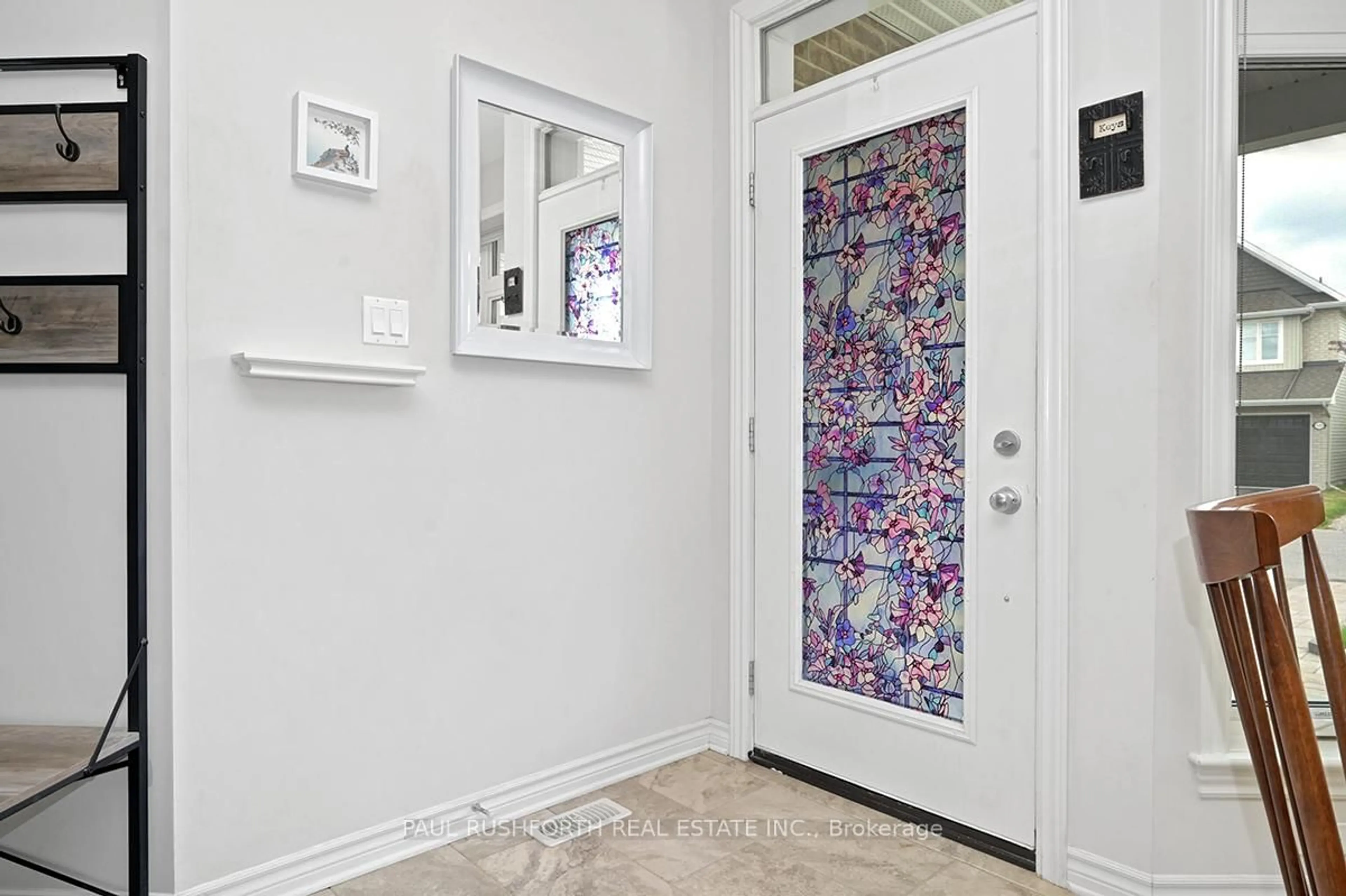 Indoor entryway for 552 Silverbell Cres, Ottawa Ontario K1T 0P1