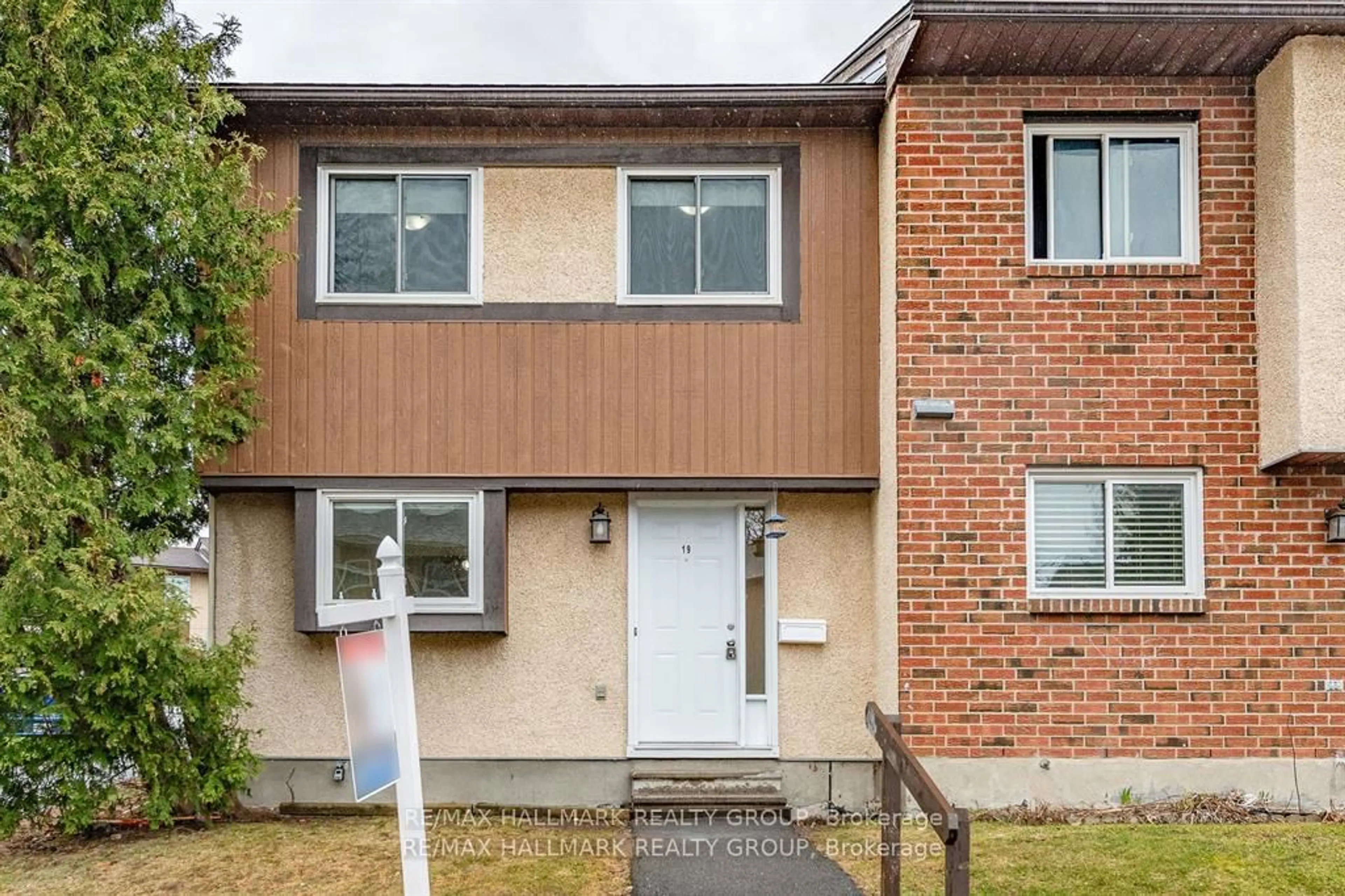 A pic from outside/outdoor area/front of a property/back of a property/a pic from drone, building for 19 Bering Crt, Ottawa Ontario K2L 2B8
