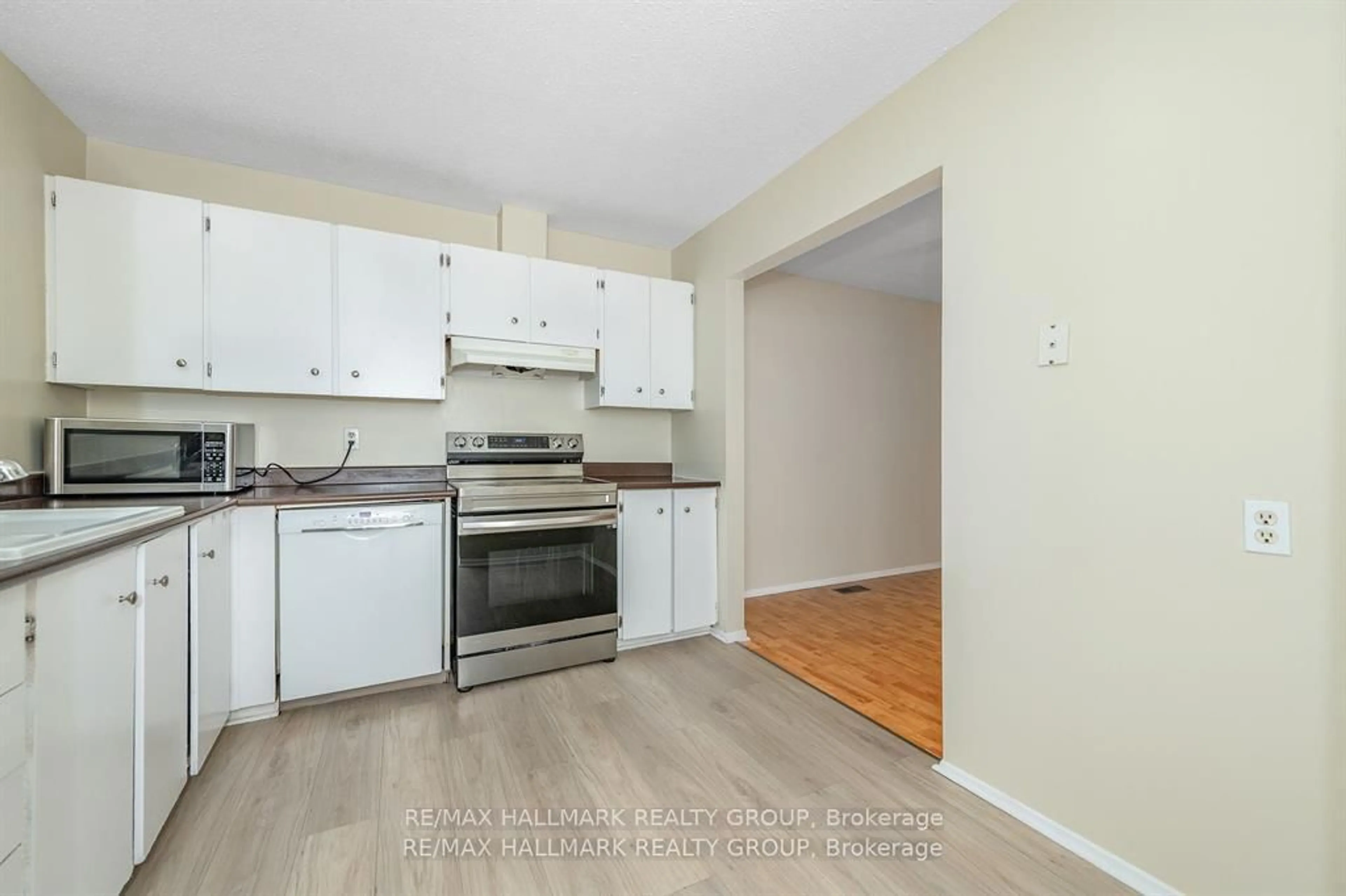 Standard kitchen, wood/laminate floor for 19 Bering Crt, Ottawa Ontario K2L 2B8