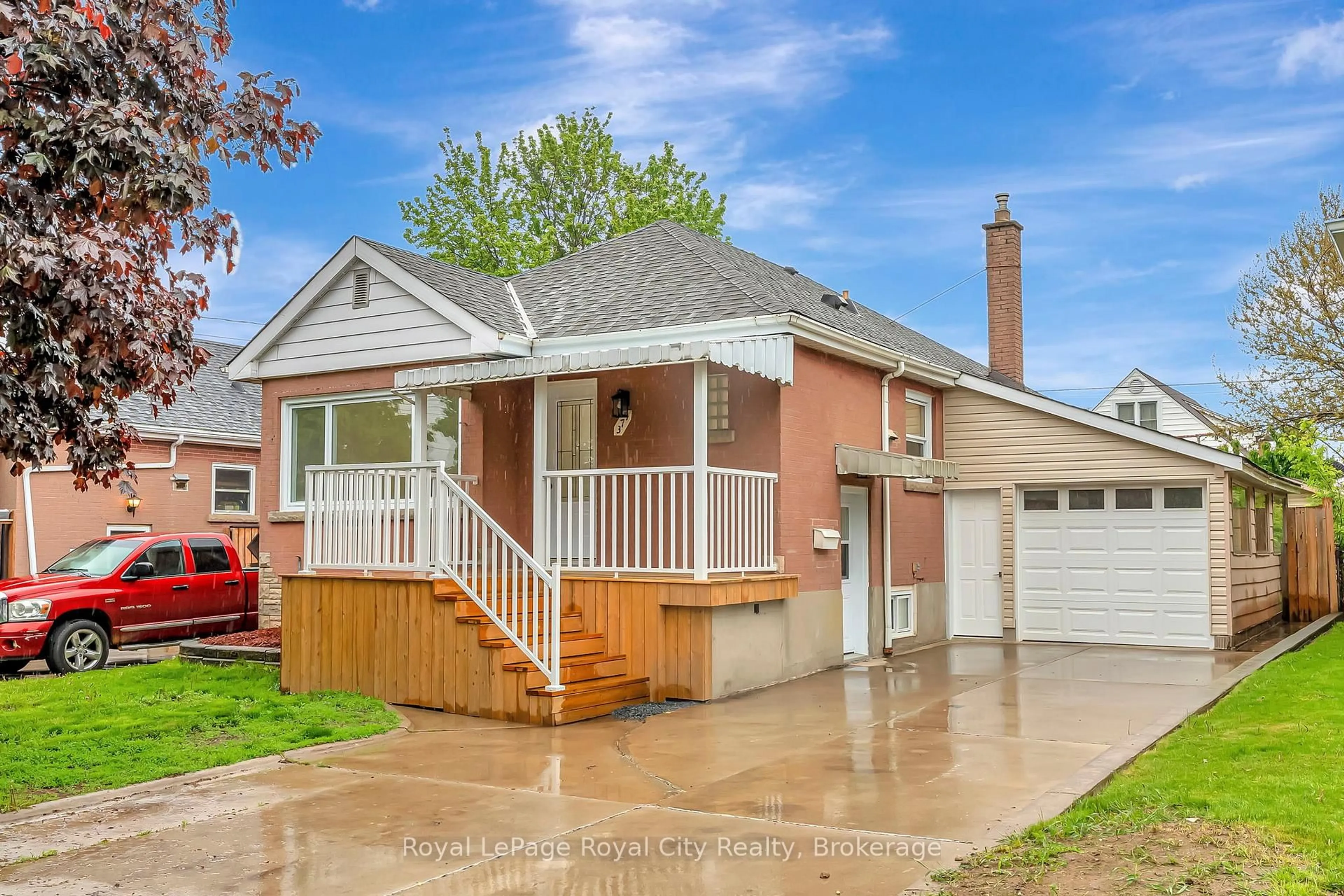 Home with vinyl exterior material, street for 379 East 27th St, Hamilton Ontario L8V 3H1