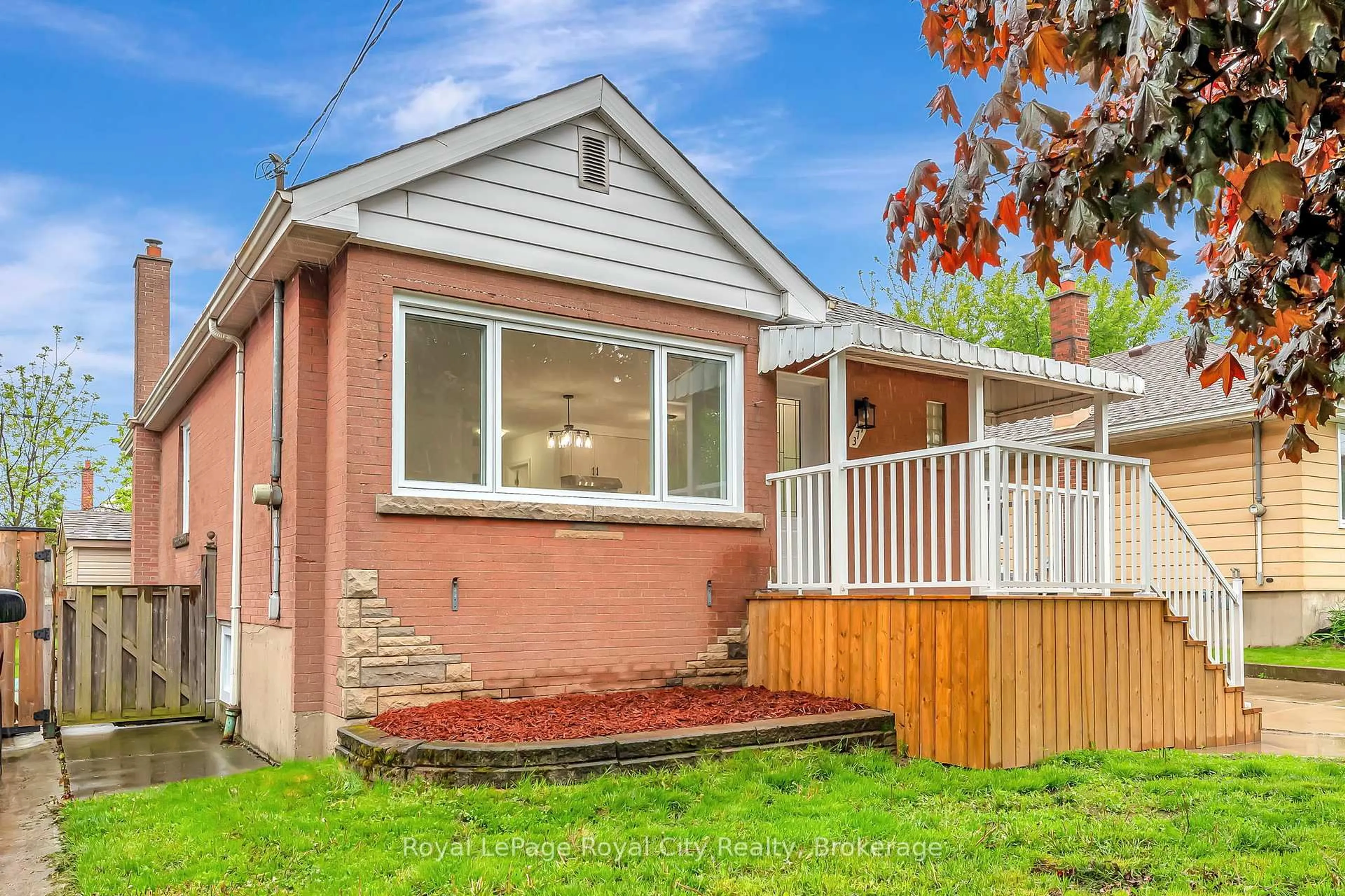 Unknown for 379 East 27th St, Hamilton Ontario L8V 3H1