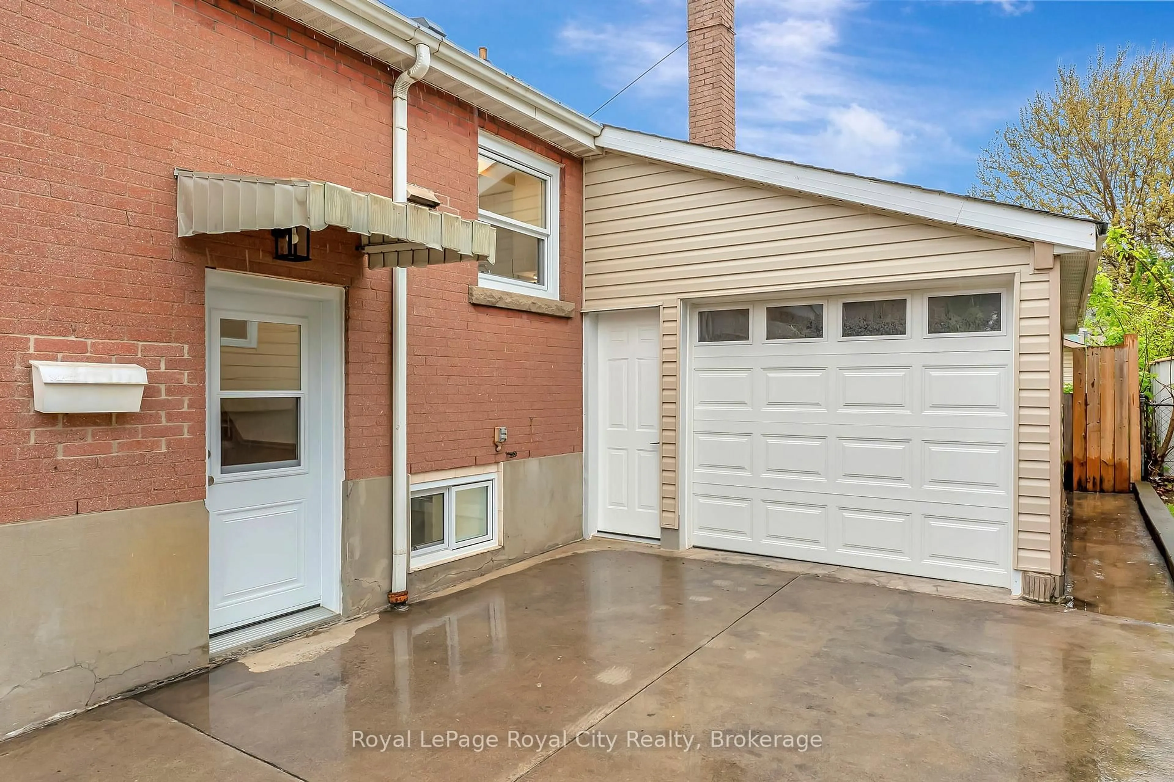 Unknown for 379 East 27th St, Hamilton Ontario L8V 3H1