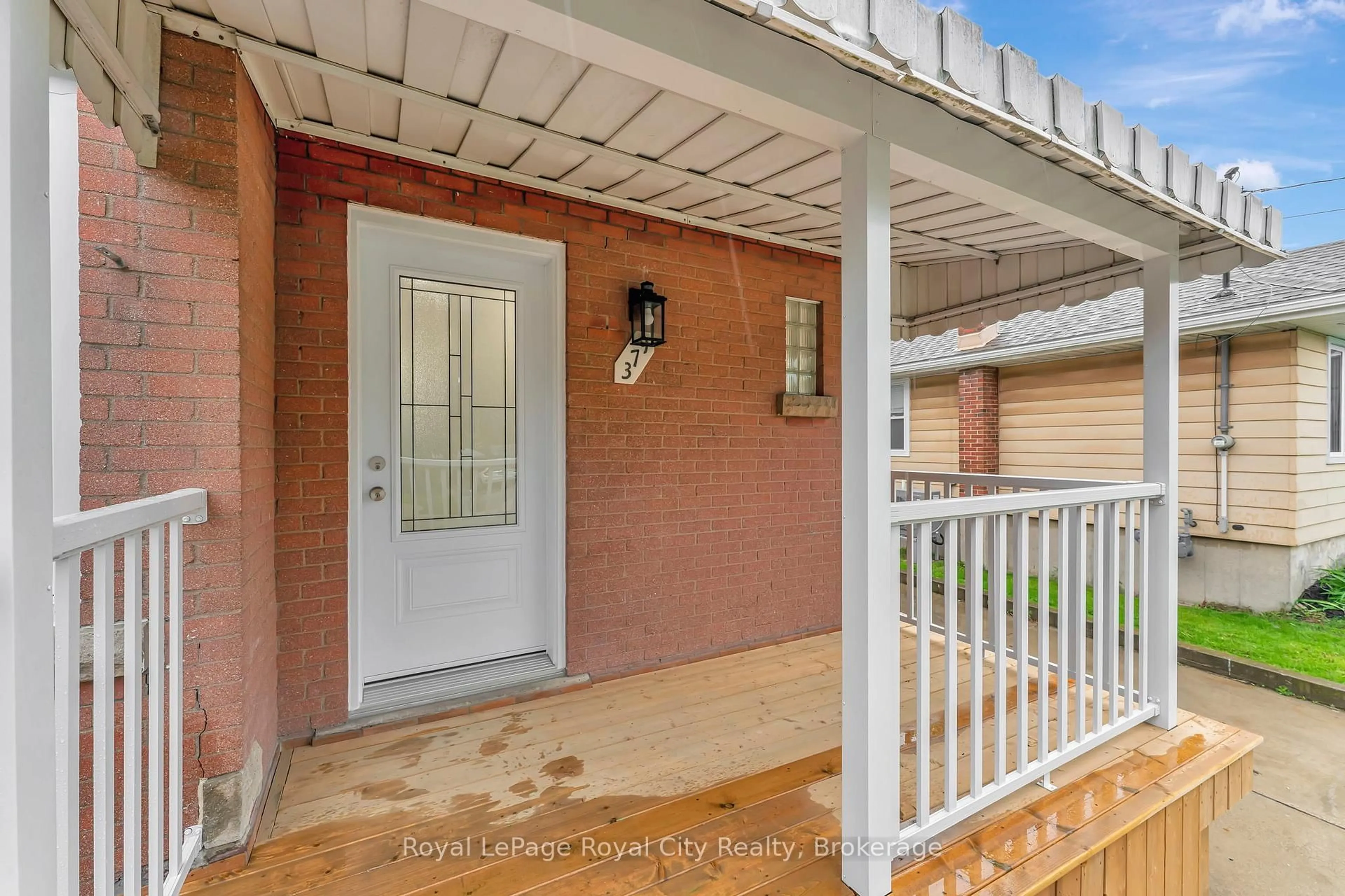 Unknown for 379 East 27th St, Hamilton Ontario L8V 3H1