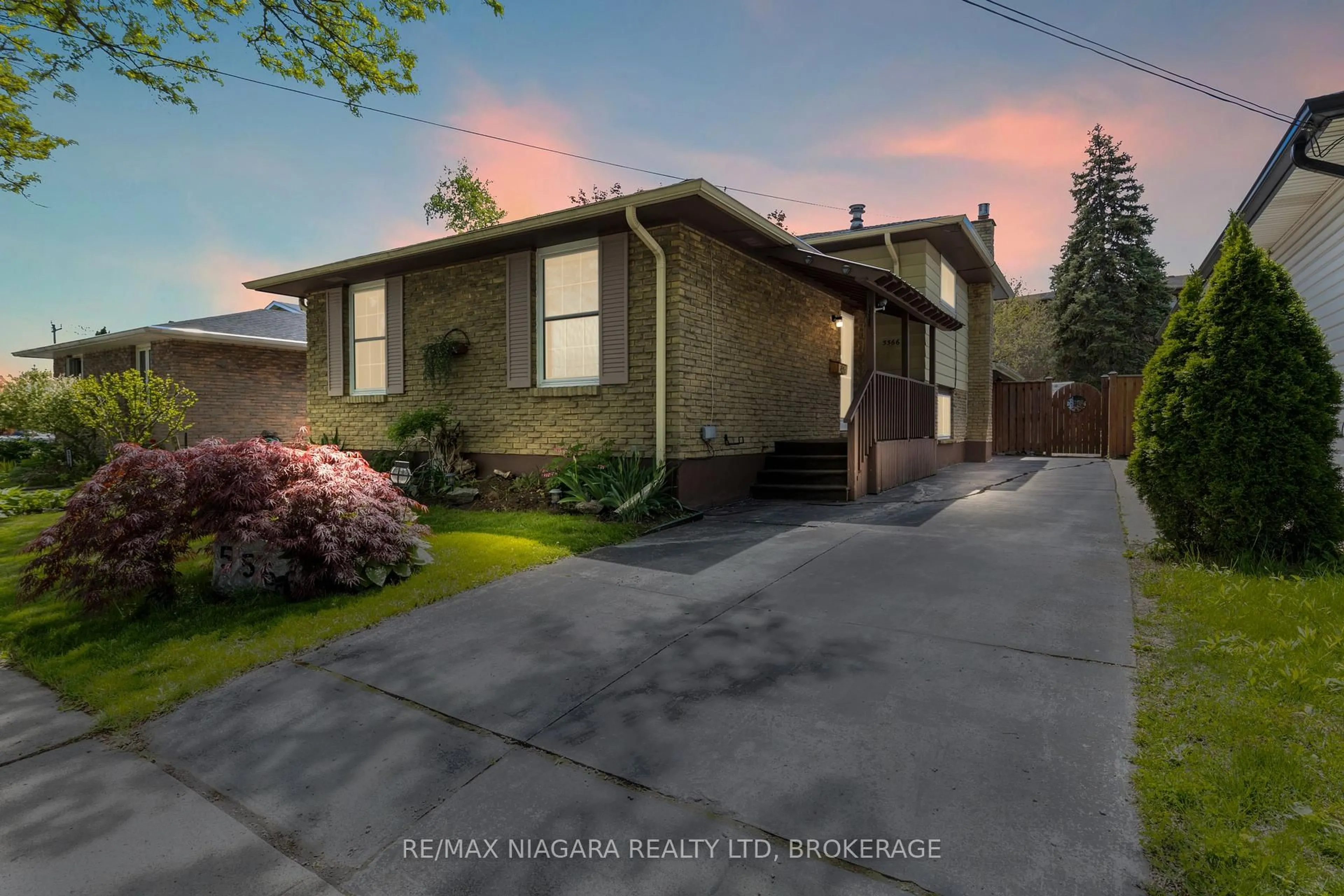 A pic from outside/outdoor area/front of a property/back of a property/a pic from drone, street for 5566 Church's Lane, Niagara Falls Ontario L2J 3J2