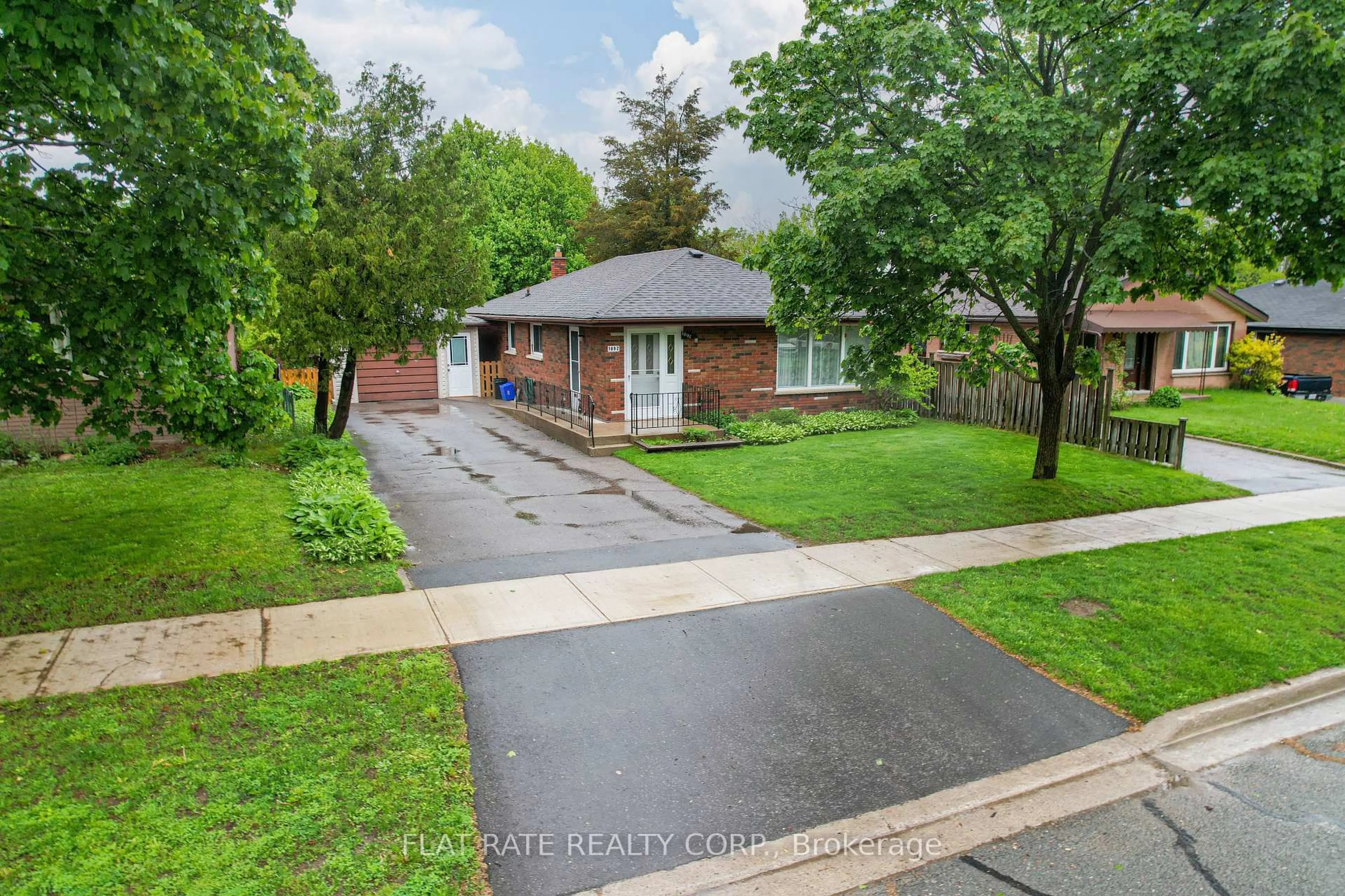 A pic from outside/outdoor area/front of a property/back of a property/a pic from drone, street for 1092 Glendale Dr, Peterborough Ontario K9H 6M4