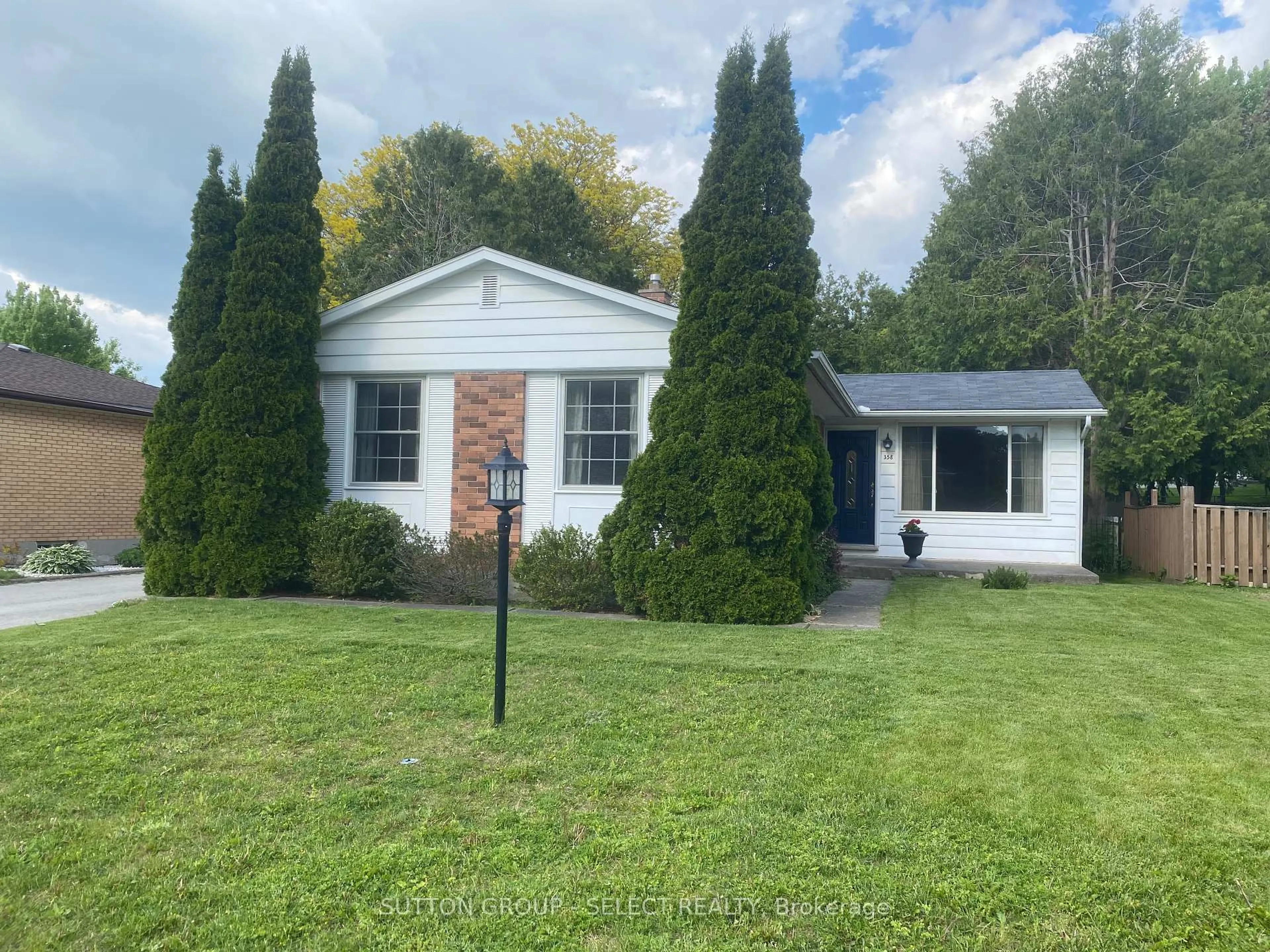 Home with vinyl exterior material, street for 358 Valleyview Ave, London East Ontario N5Y 1S8