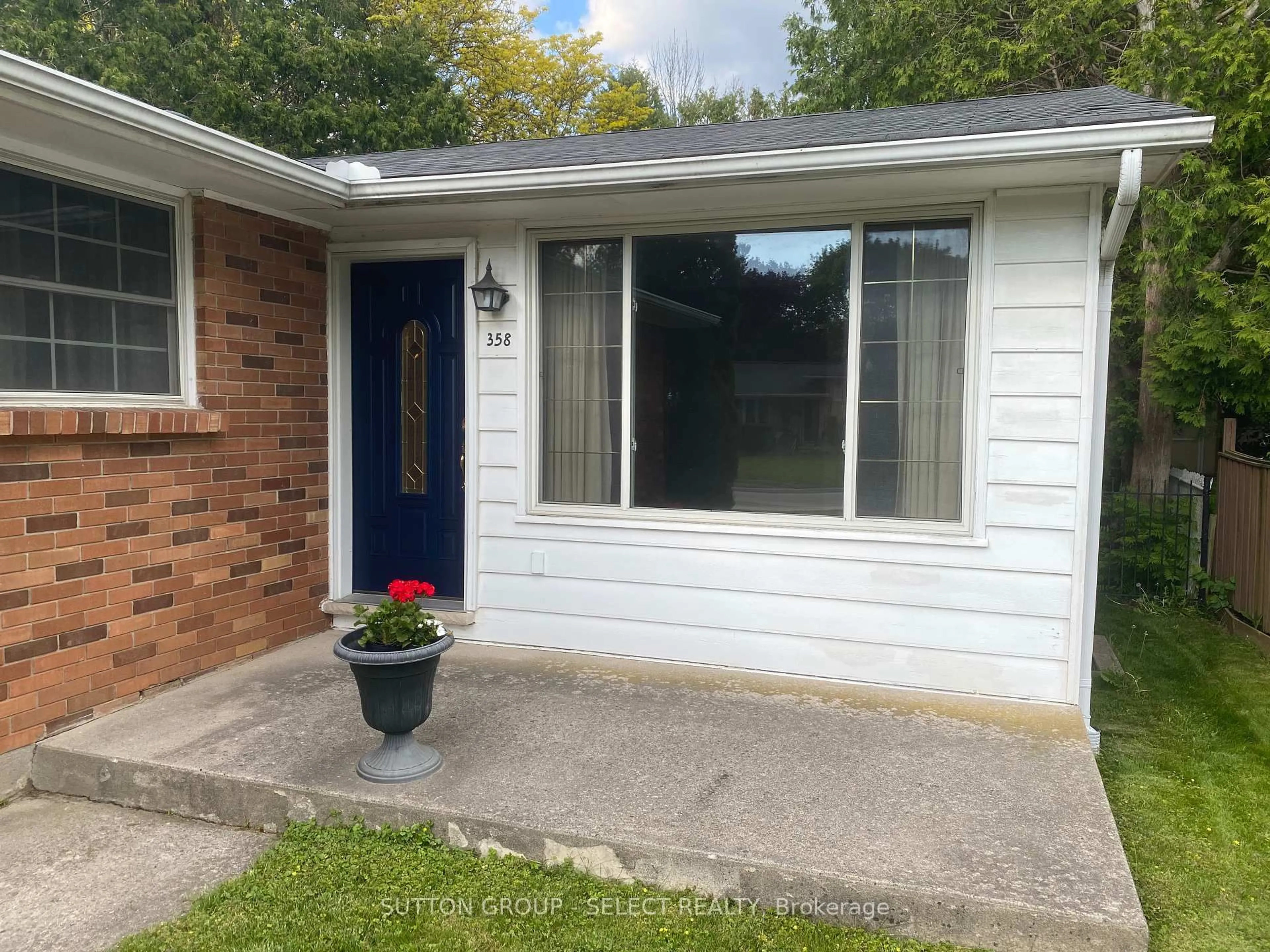 Home with vinyl exterior material, street for 358 Valleyview Ave, London East Ontario N5Y 1S8