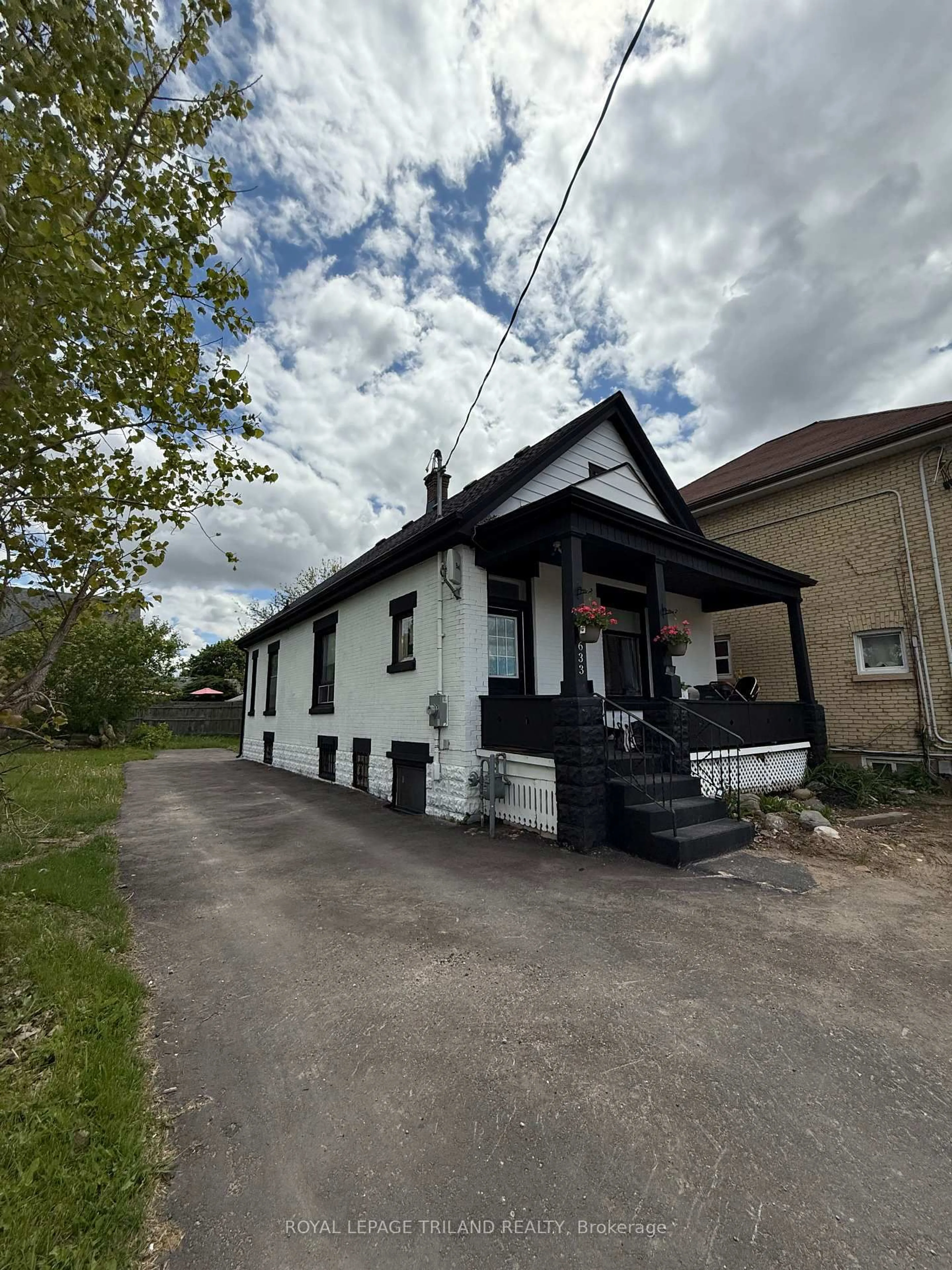 A pic from outside/outdoor area/front of a property/back of a property/a pic from drone, building for 633 Hamilton Rd, London East Ontario N5Z 1T1