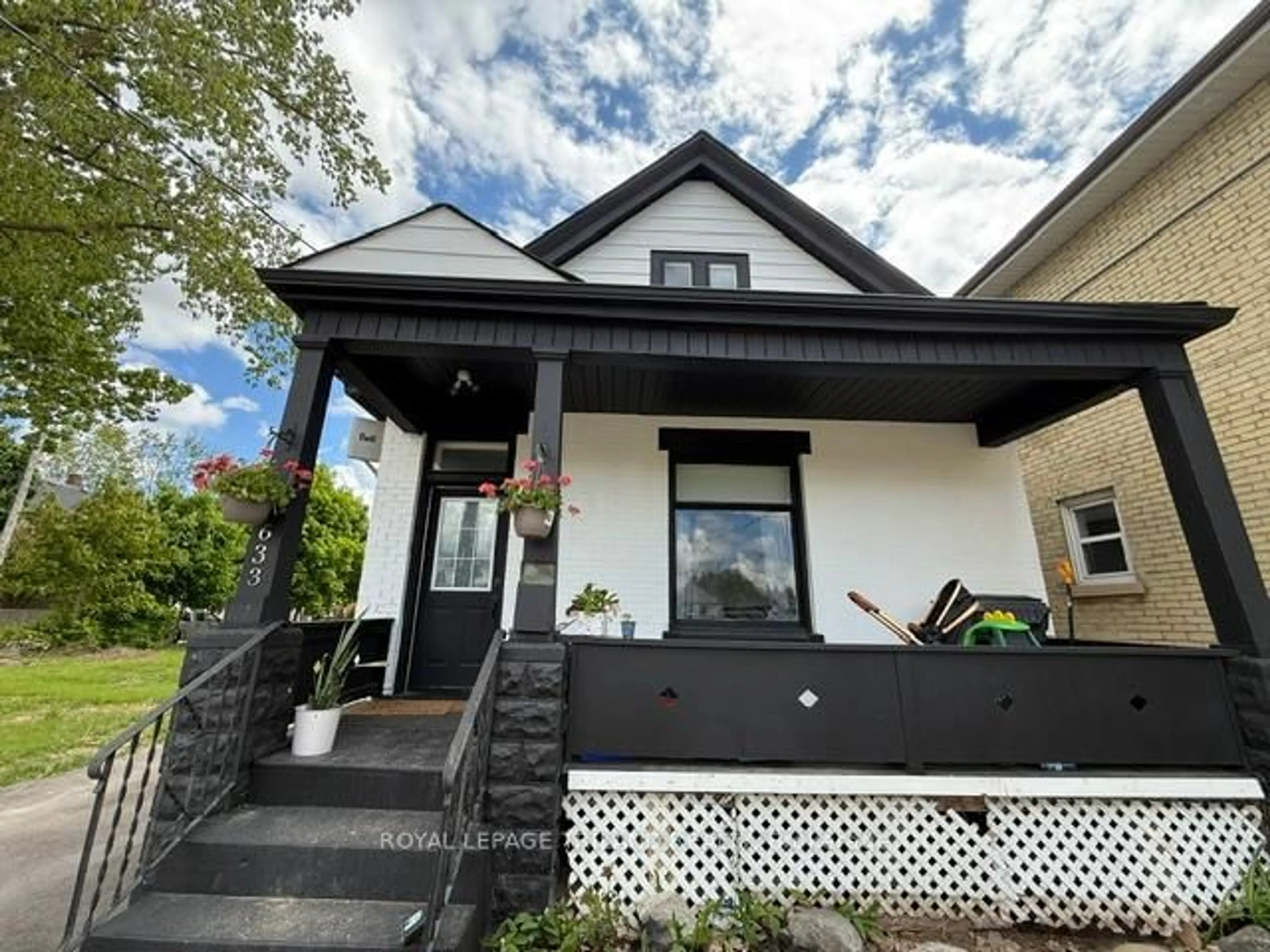 Home with vinyl exterior material, street for 633 Hamilton Rd, London East Ontario N5Z 1T1