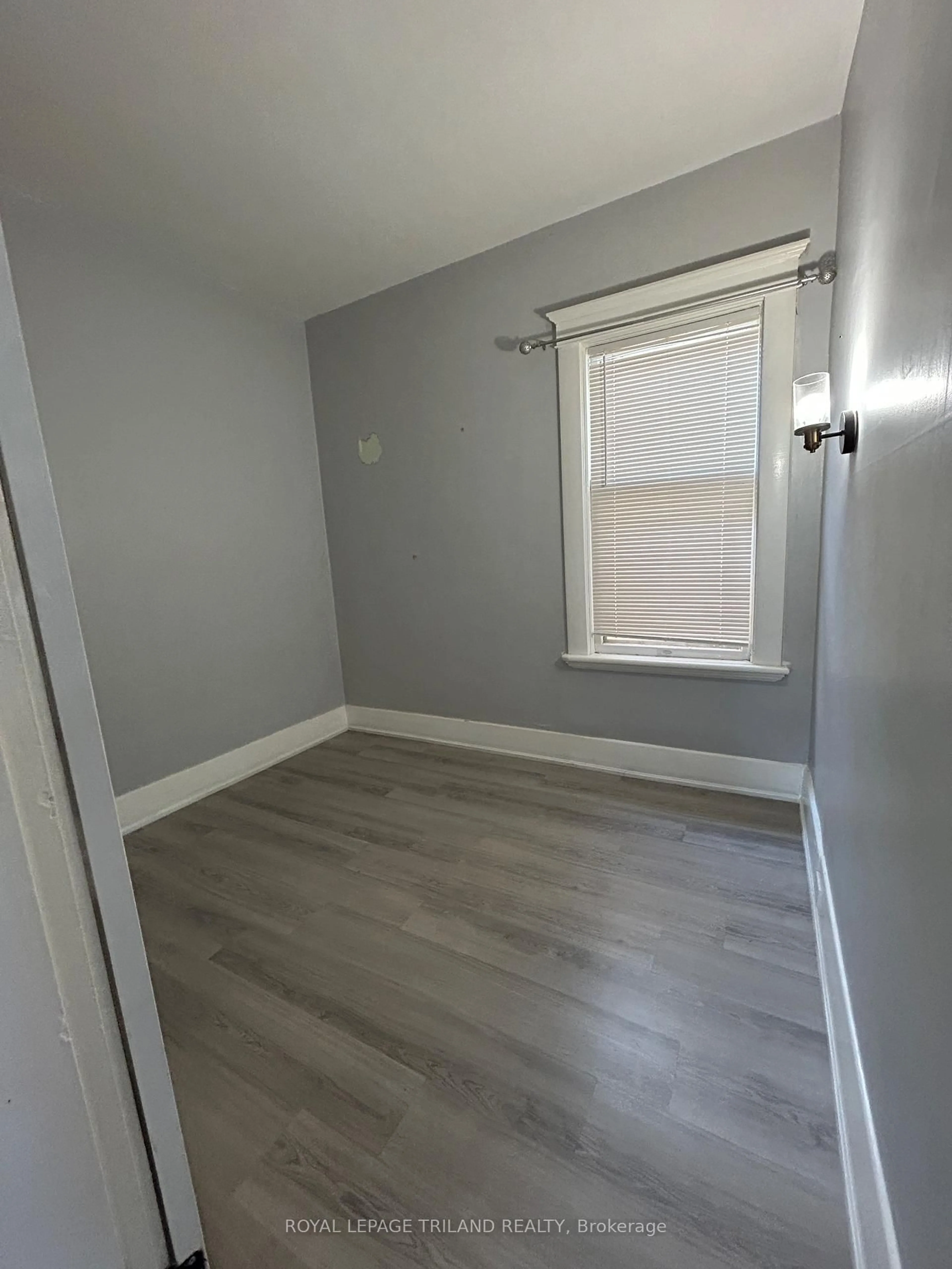 A pic of a room for 633 Hamilton Rd, London East Ontario N5Z 1T1