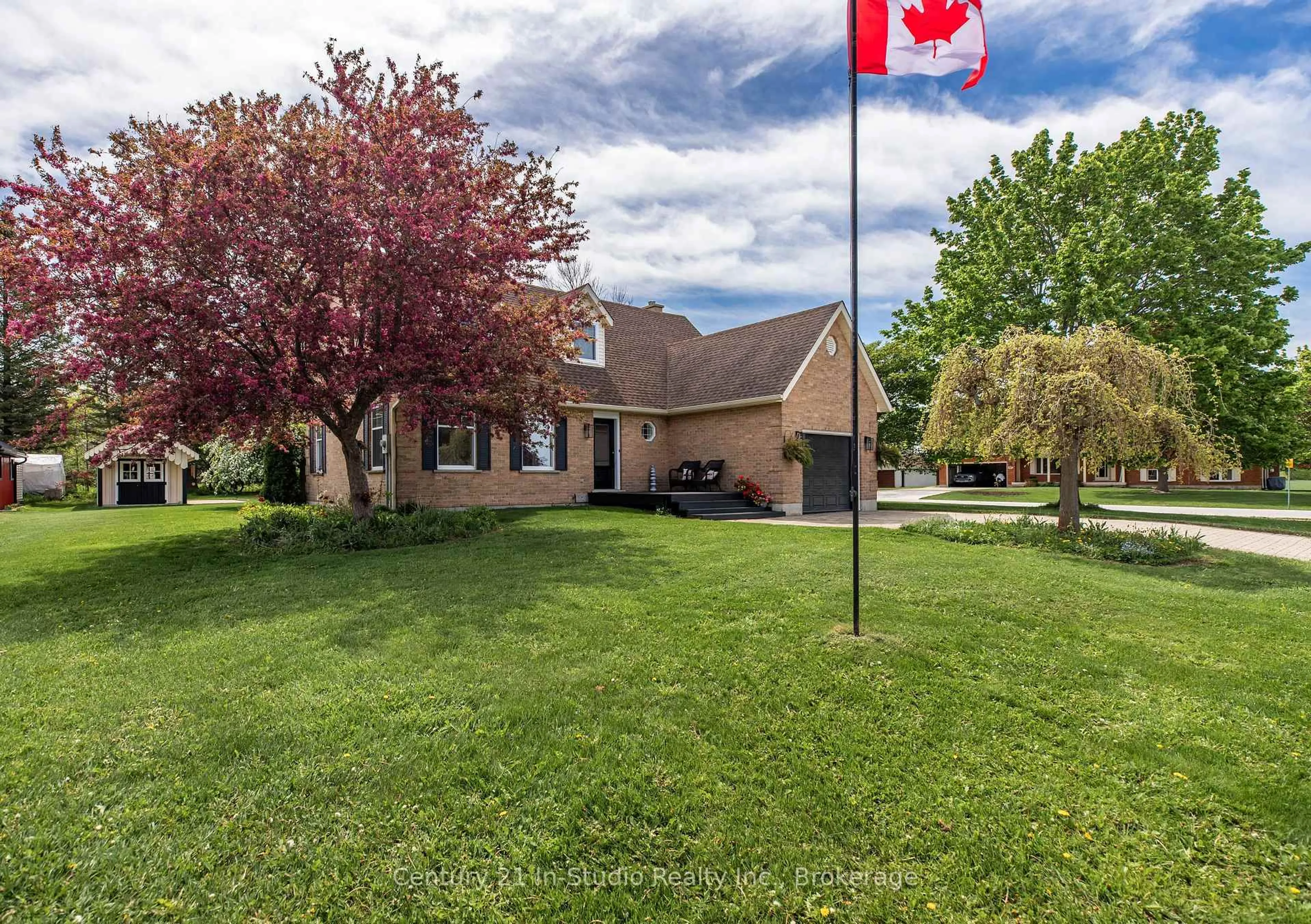 A pic from outside/outdoor area/front of a property/back of a property/a pic from drone, unknown for 20 Smith St, Kincardine Ontario N0G 2T0