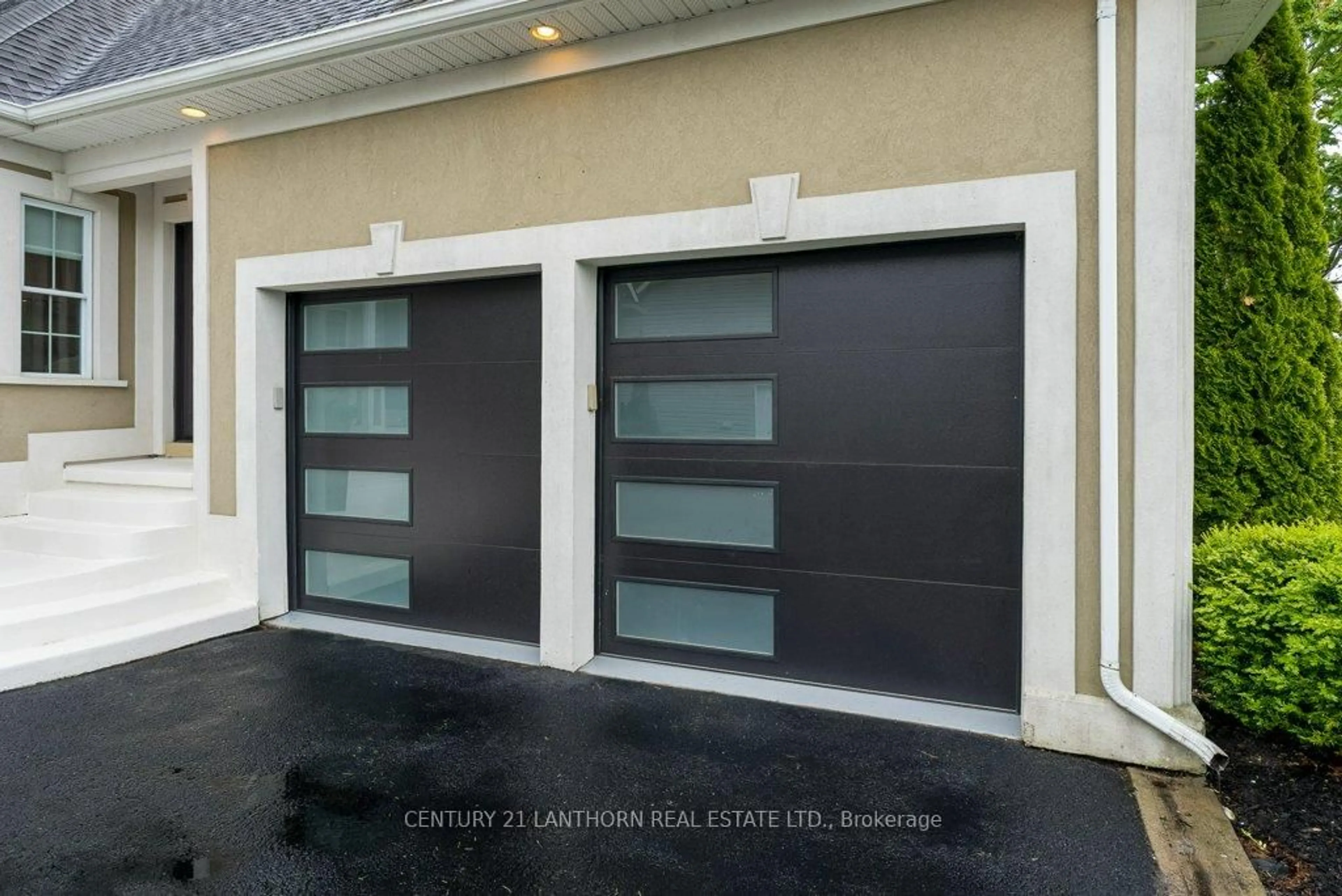 Indoor garage for 62 Davey Cres, Loyalist Ontario K7N 1X7