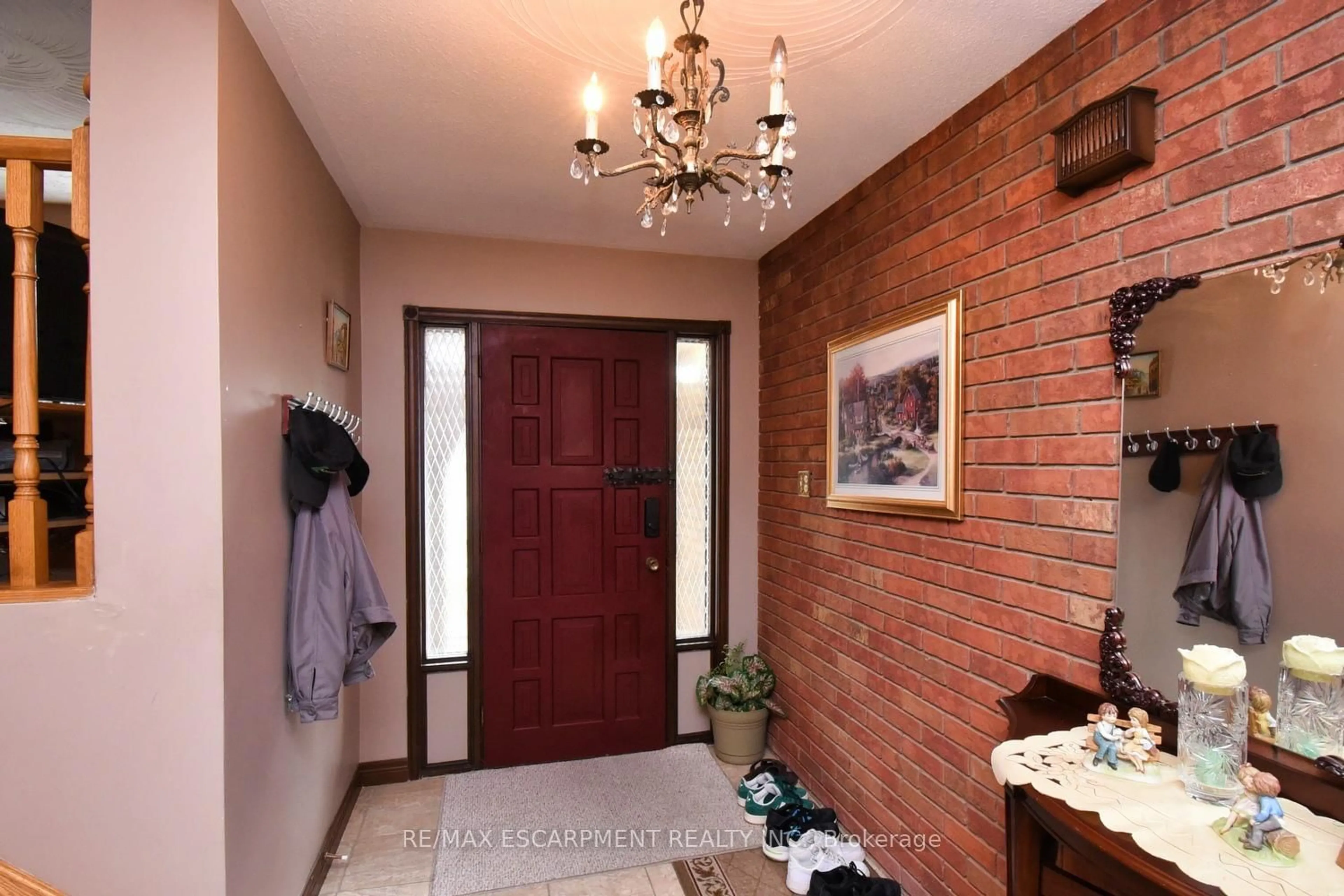Indoor entryway for 18 Villa Crt, Hamilton Ontario L8W 1M2