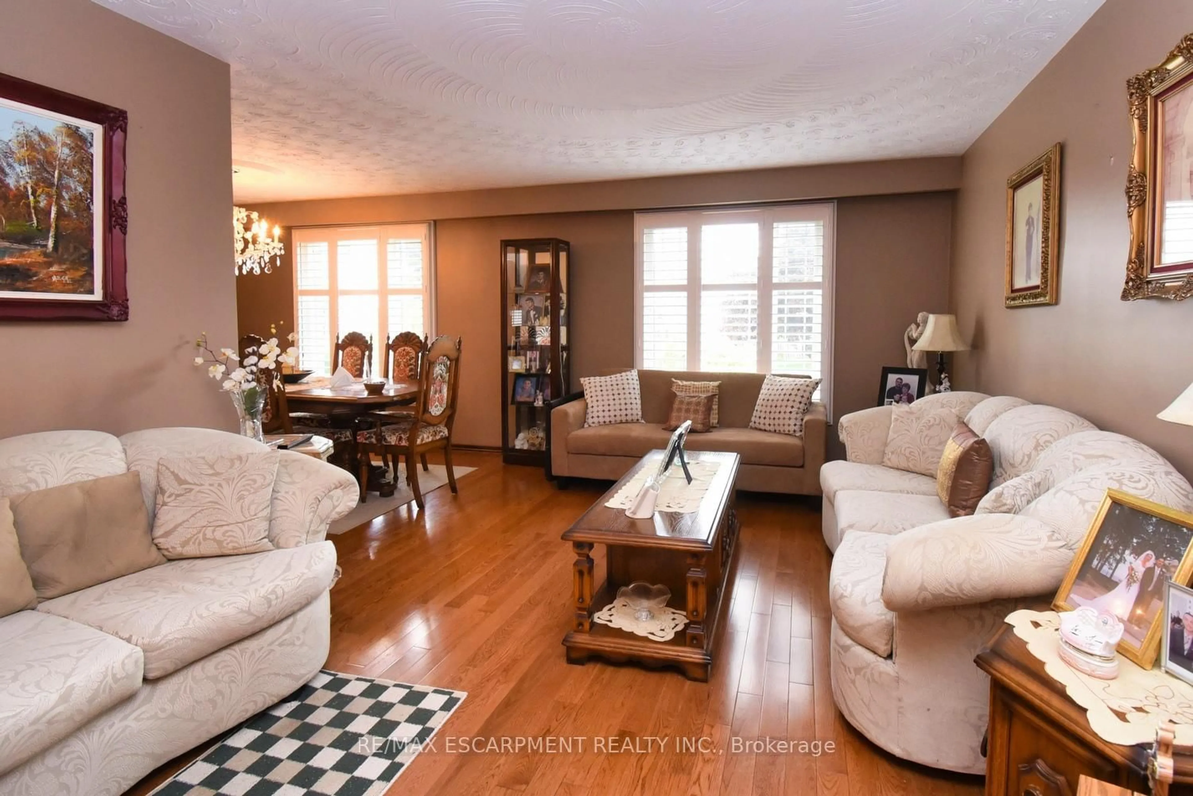 Living room with furniture, wood/laminate floor for 18 Villa Crt, Hamilton Ontario L8W 1M2