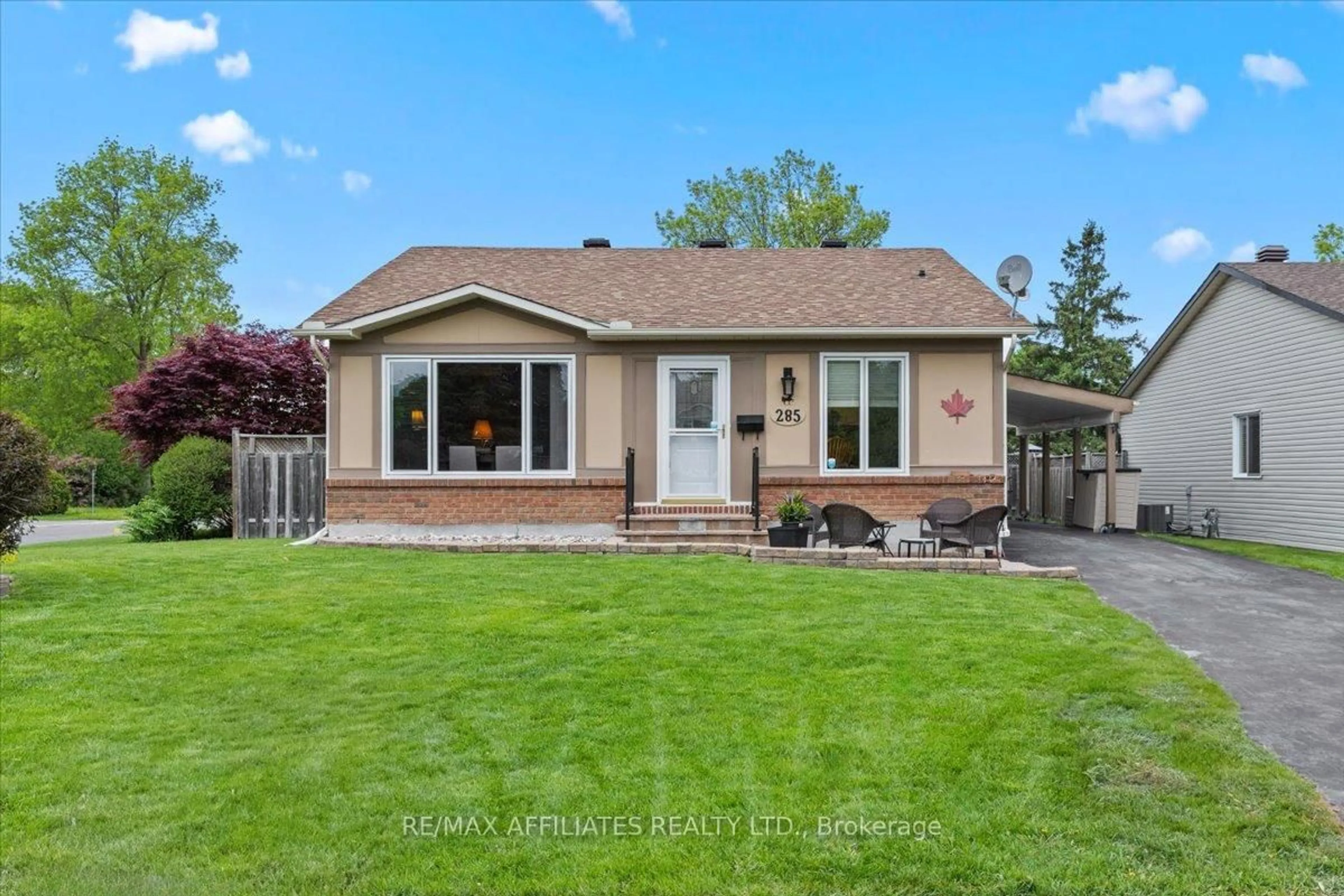 Home with vinyl exterior material, street for 285 Mockingbird Dr, Ottawa Ontario K1E 2A4