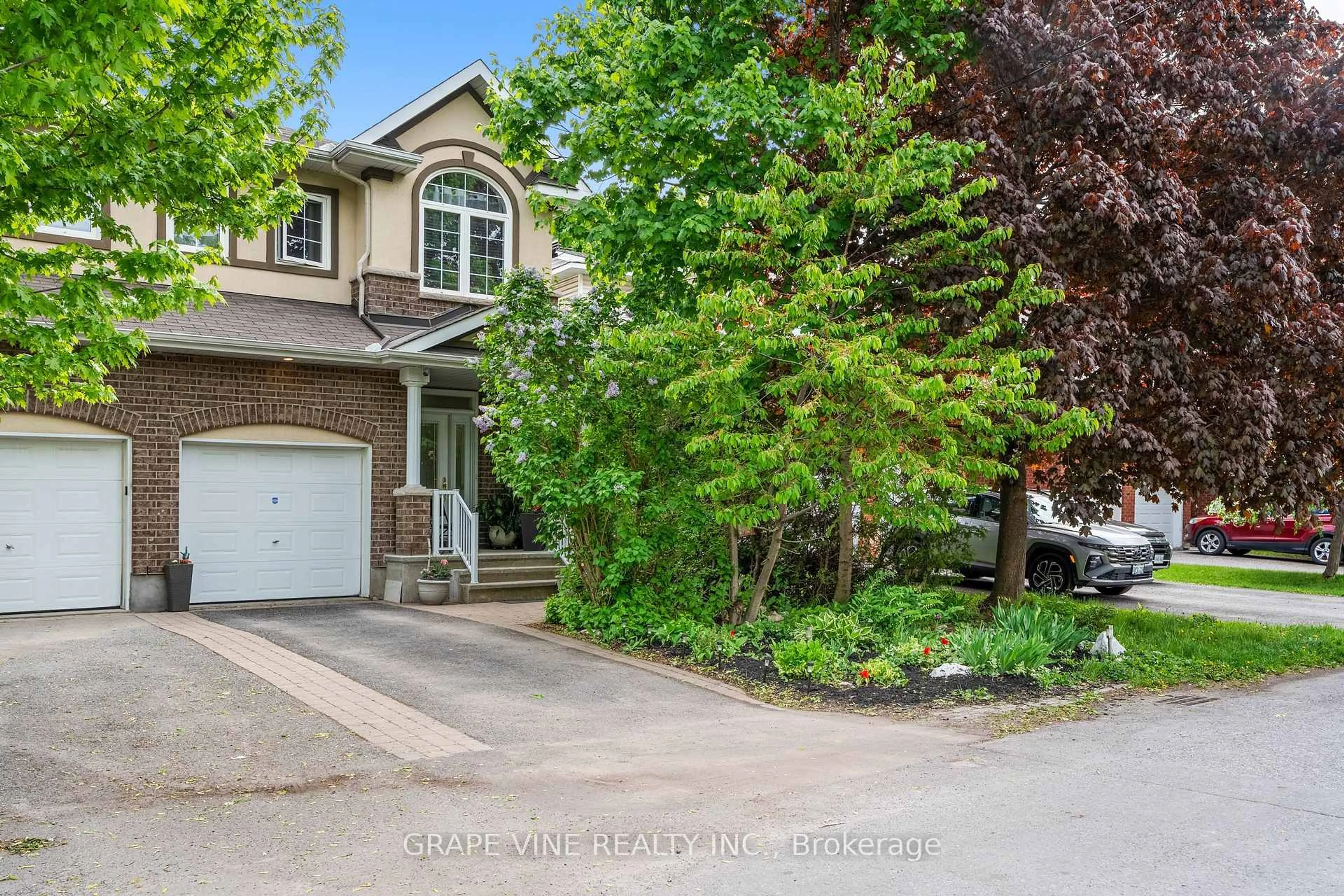 A pic from outside/outdoor area/front of a property/back of a property/a pic from drone, street for 709 Melbourne Ave, Ottawa Ontario K2A 1X4