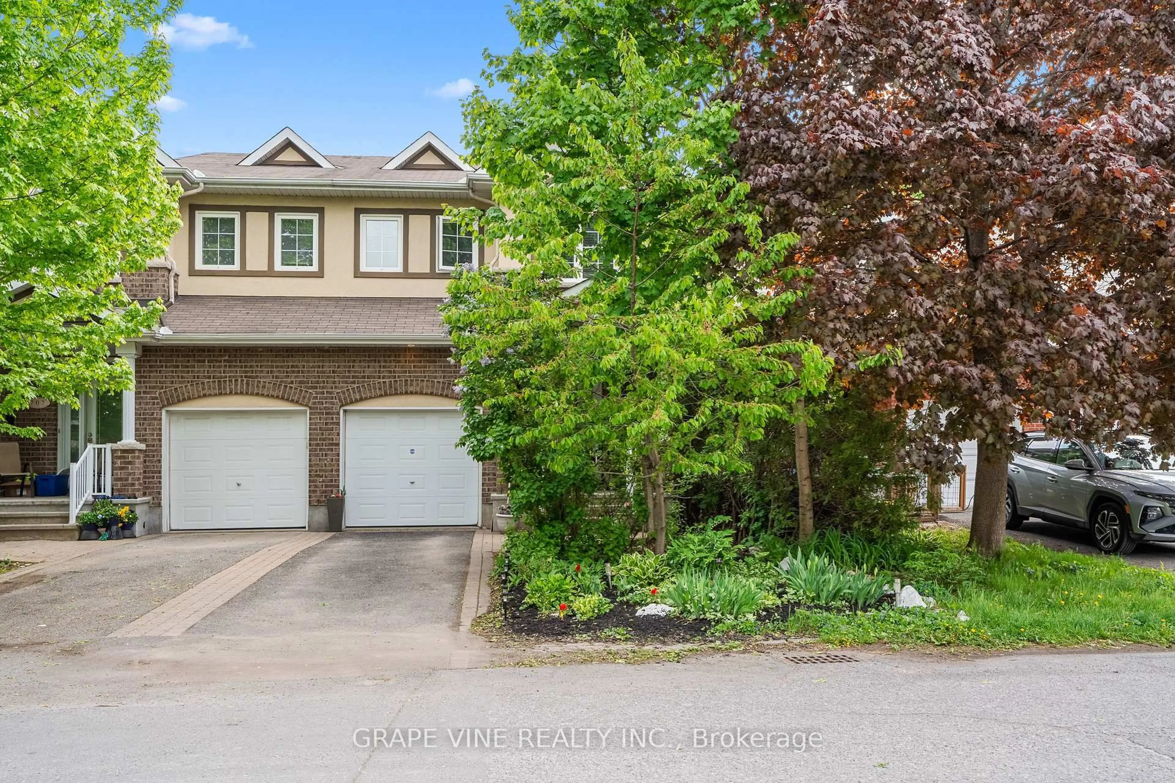 A pic from outside/outdoor area/front of a property/back of a property/a pic from drone, street for 709 Melbourne Ave, Ottawa Ontario K2A 1X4